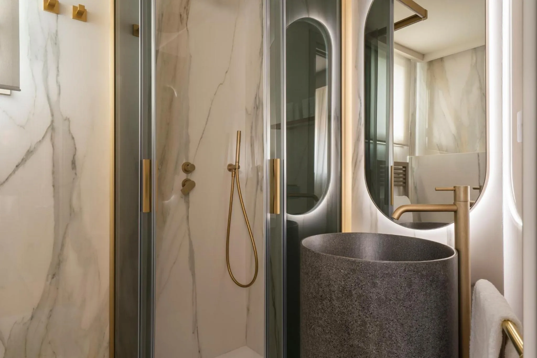 Shower in Palazzo Venere