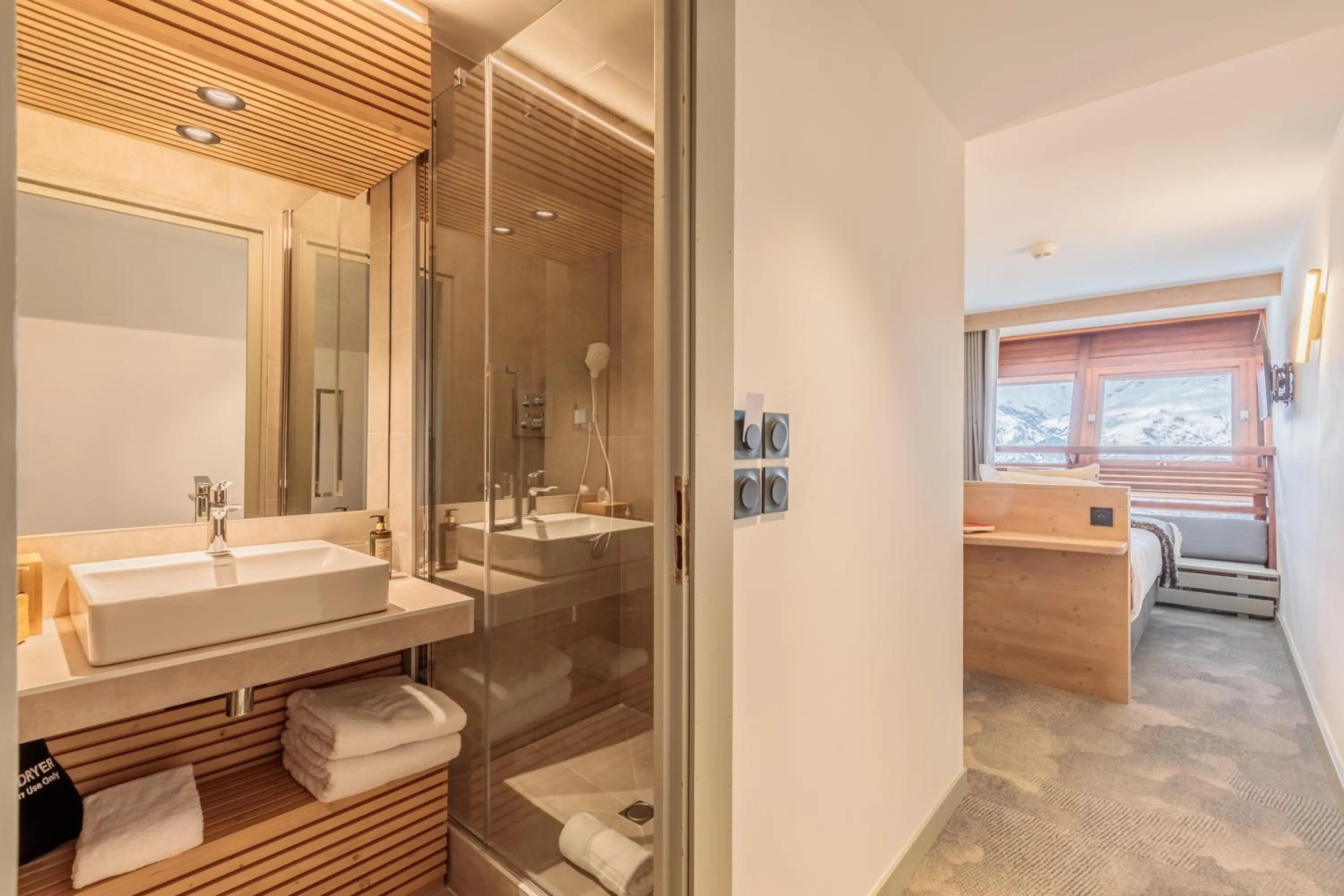 Bathroom in La Cachette, Friendly Hotel & Spa