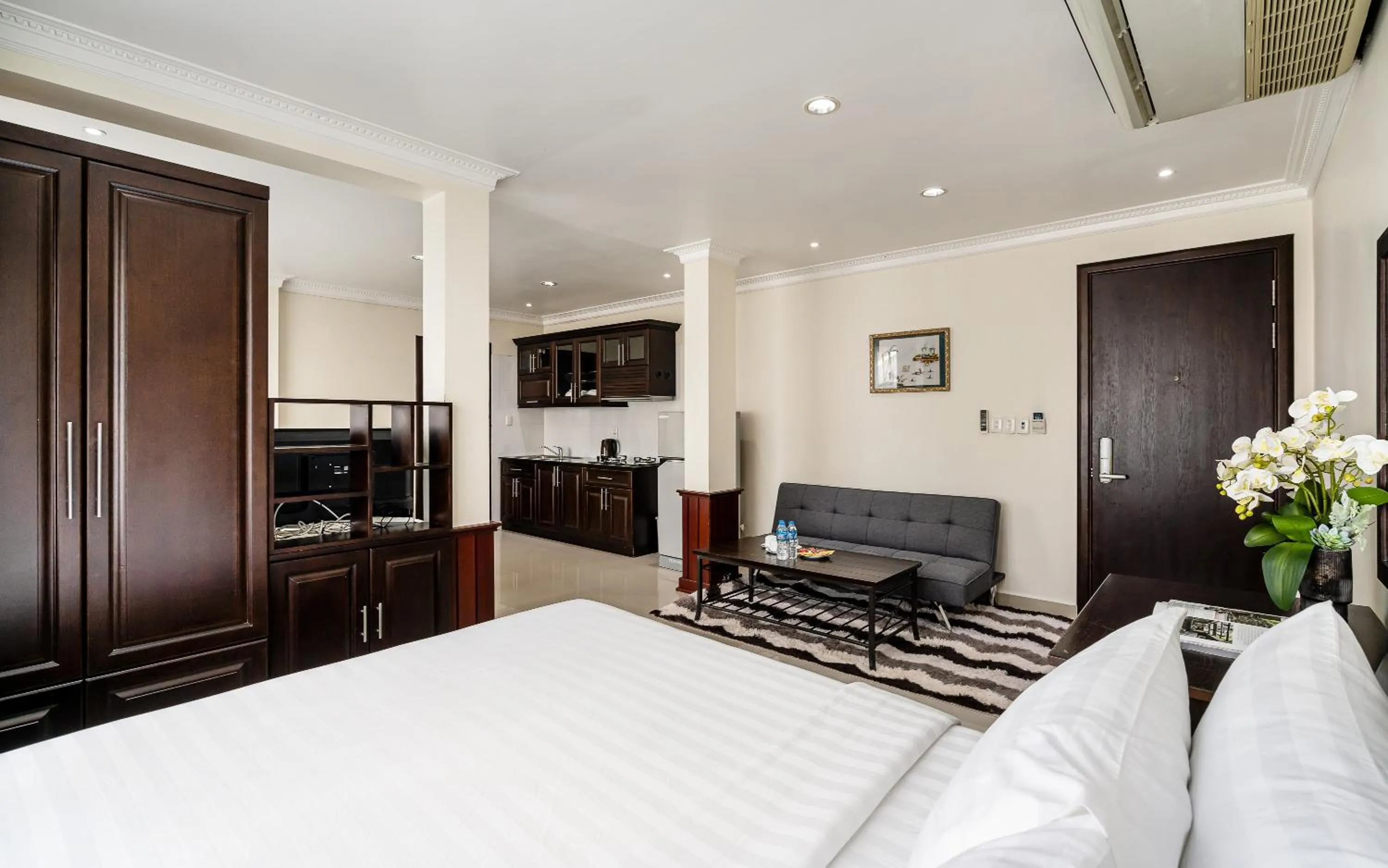 Bed in La Bonita Hotel and Apartments