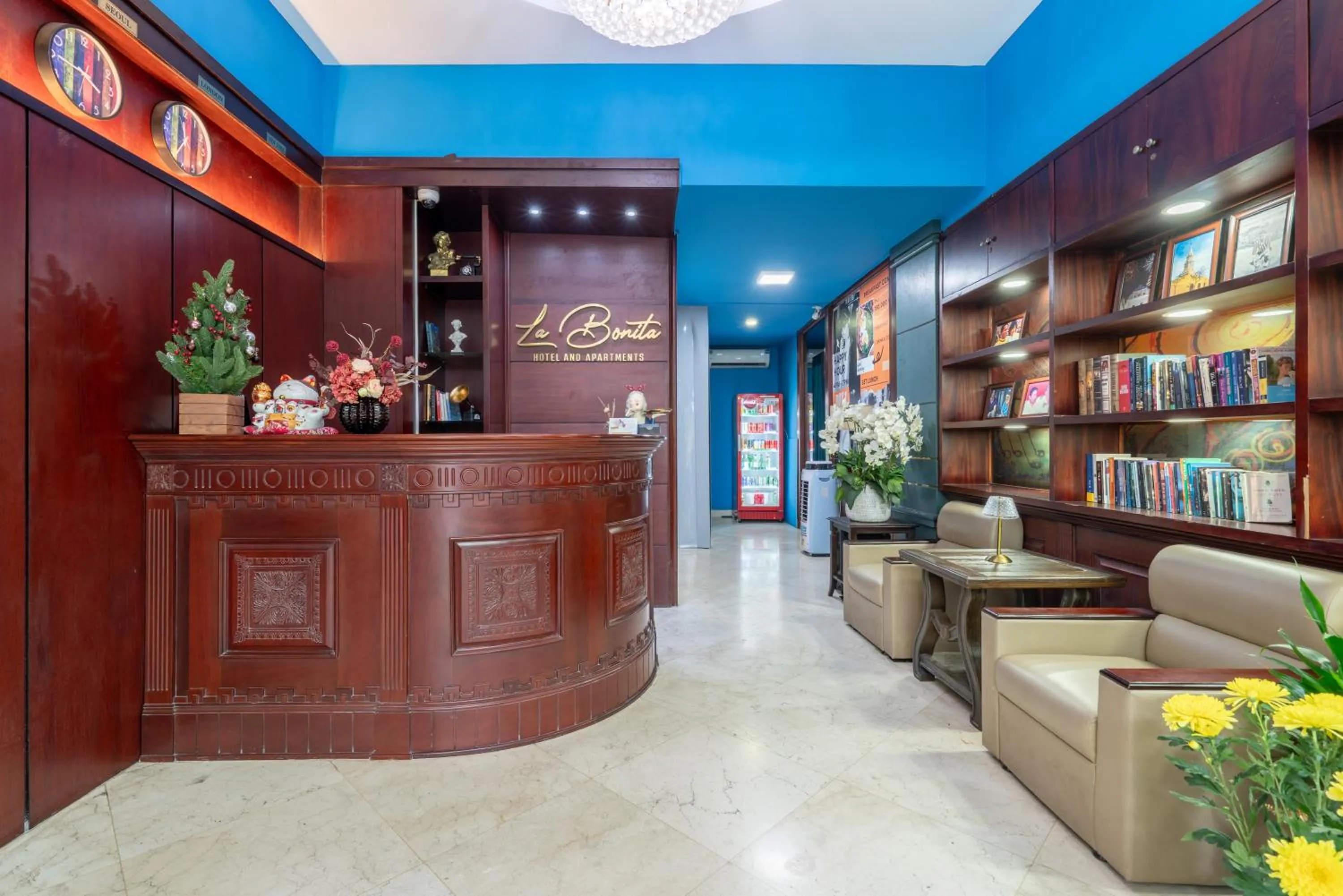 Lobby or reception in La Bonita Hotel and Apartments