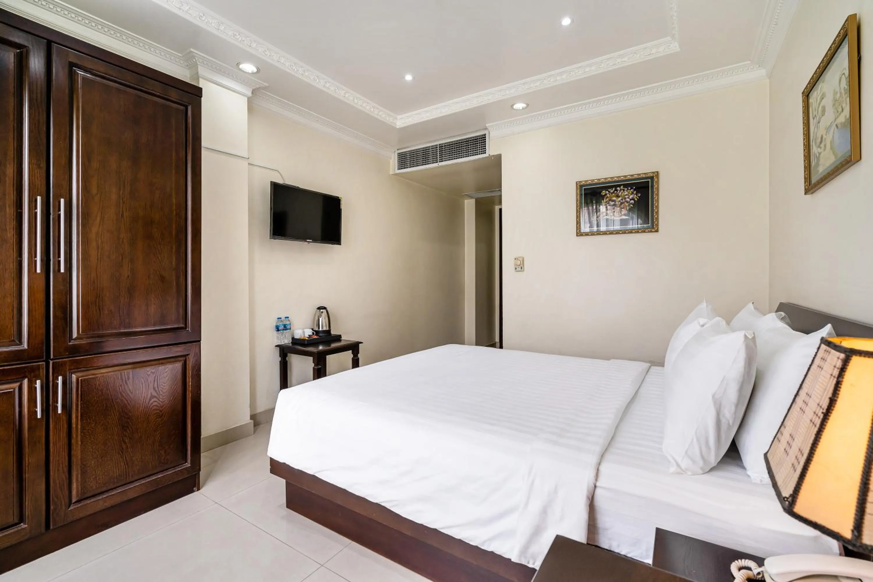 Bed in La Bonita Hotel and Apartments