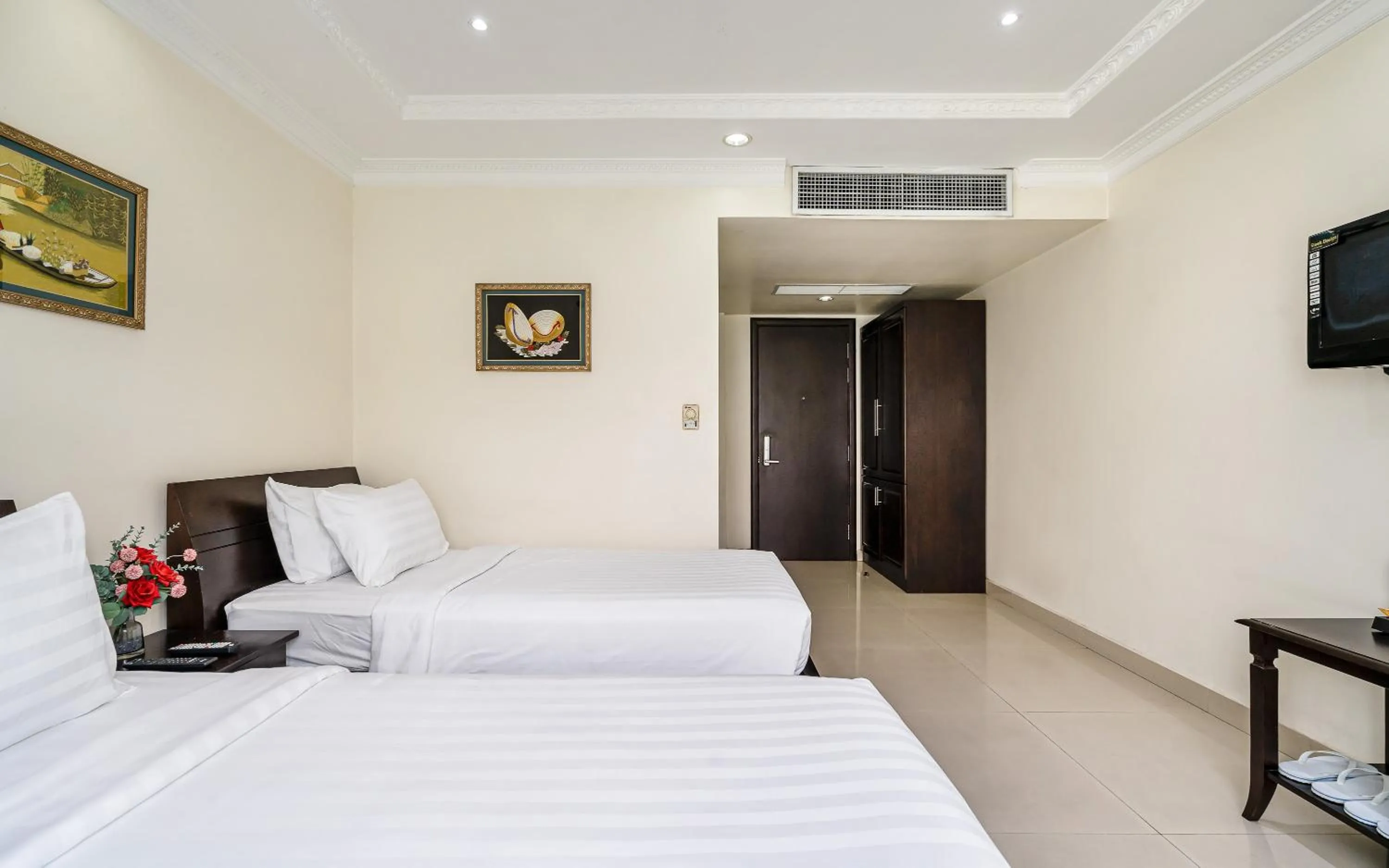 Bed in La Bonita Hotel and Apartments