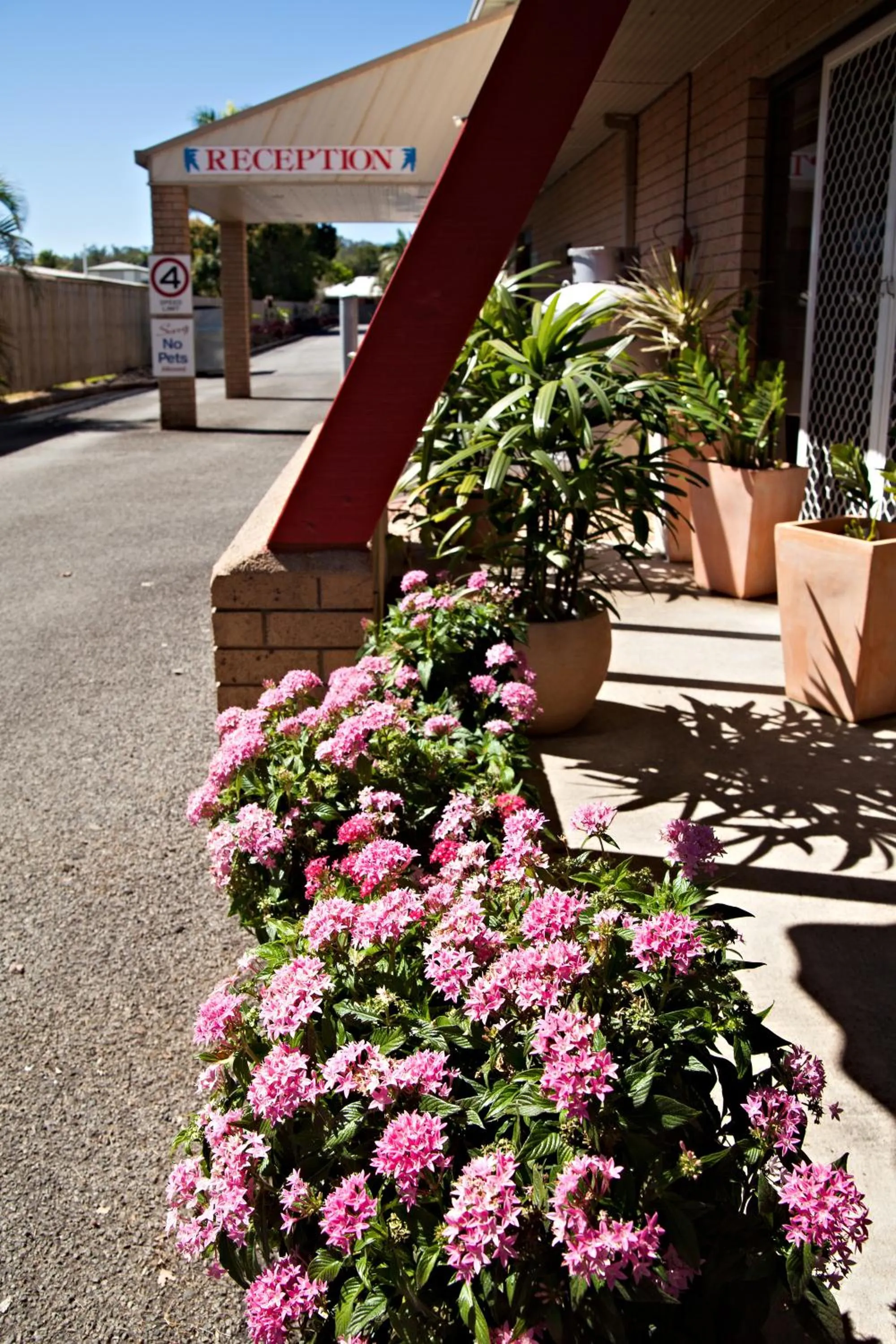 Facade/entrance in Sarina Motor Inn