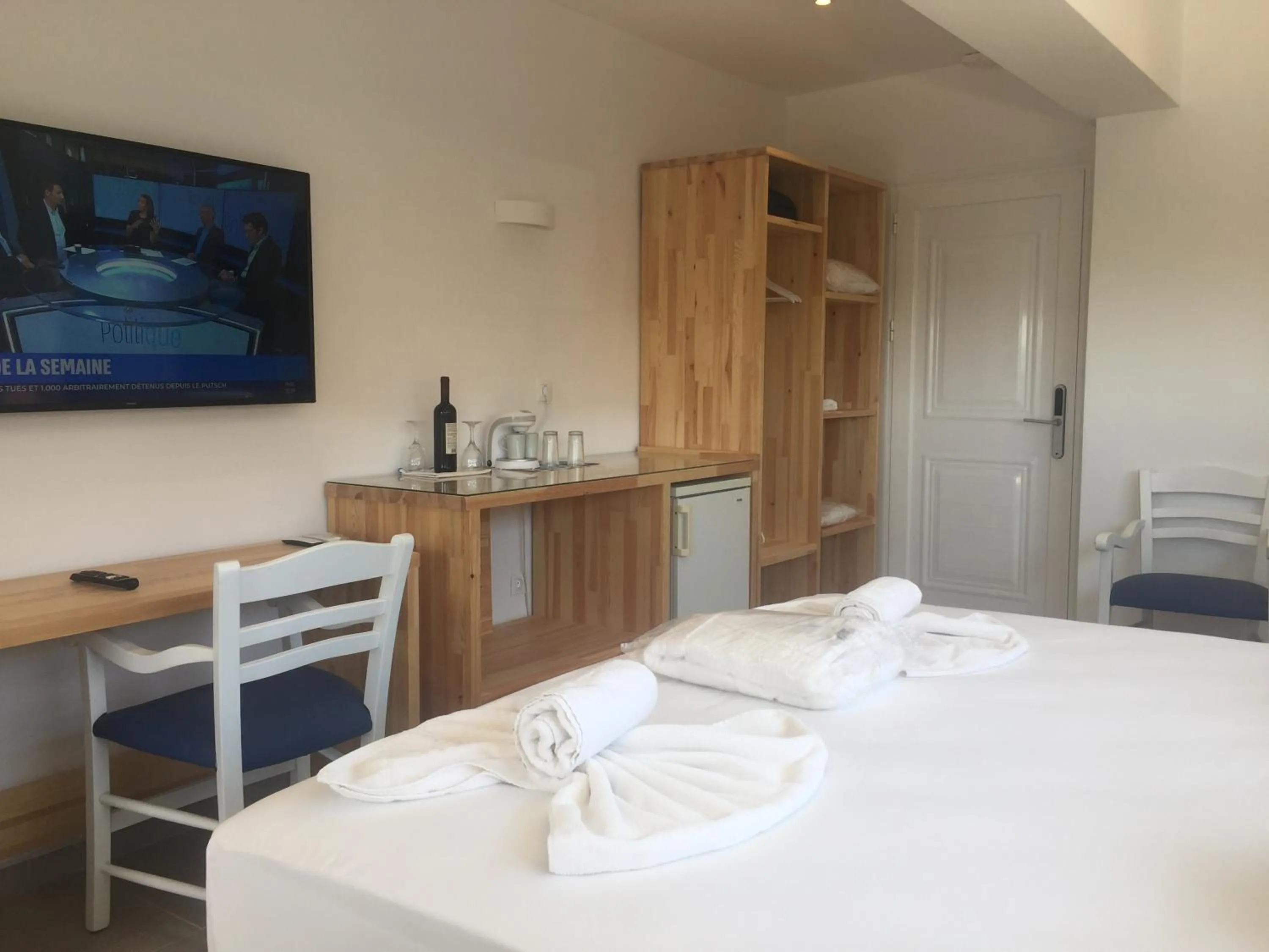 Living room, Bed in City Pearl Hotel