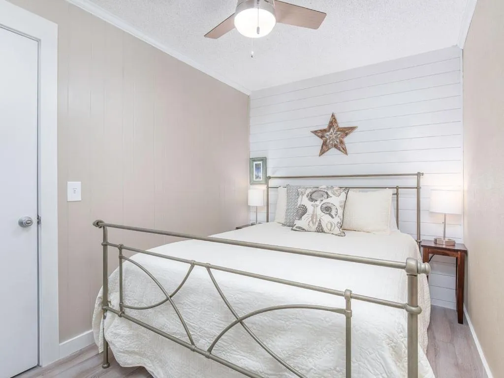 Bed in Beach Racquet B202