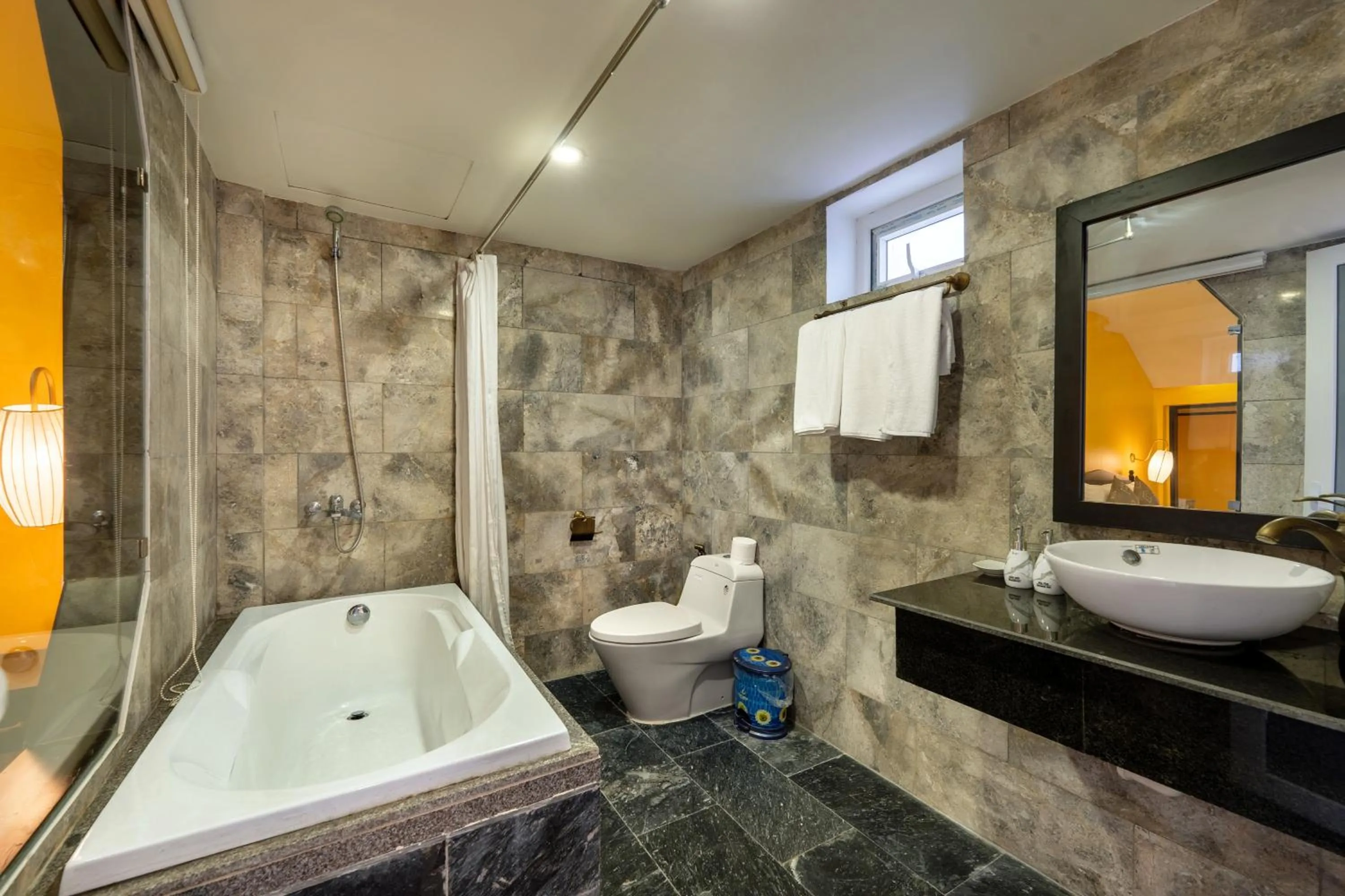 Shower in Golden Bell Homestay