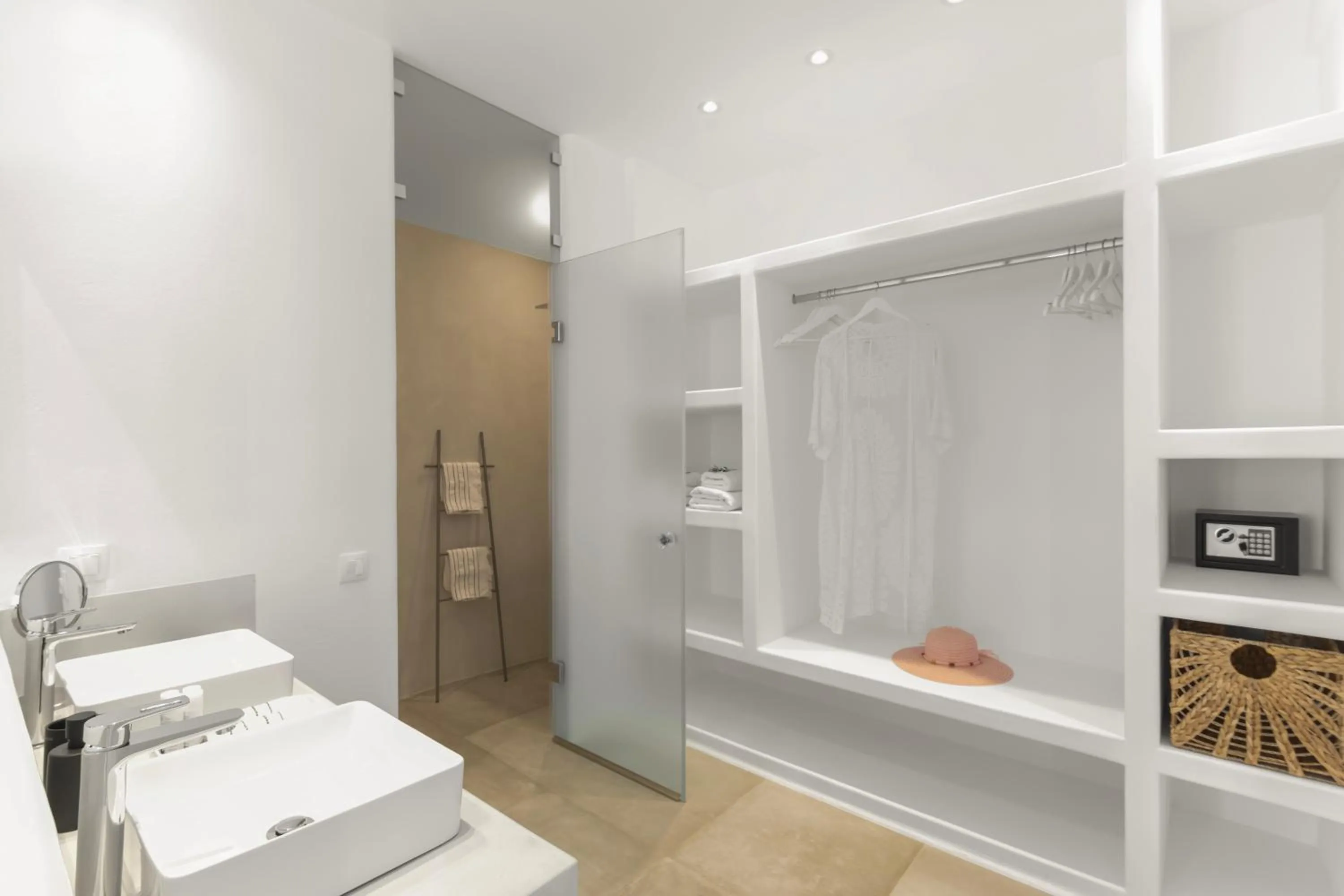 Shower, Bed in Alexander Suites