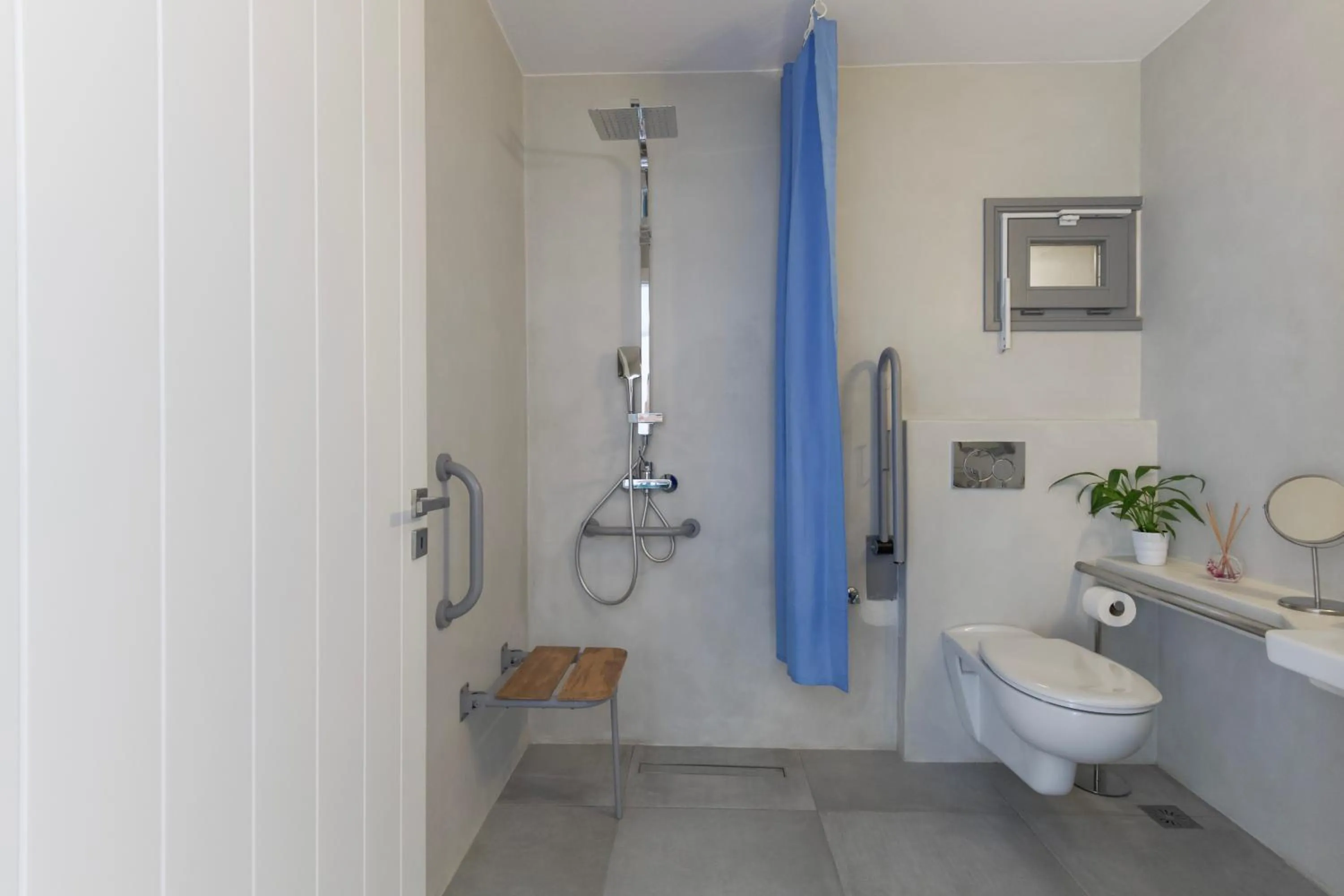 Shower in Alexander Suites