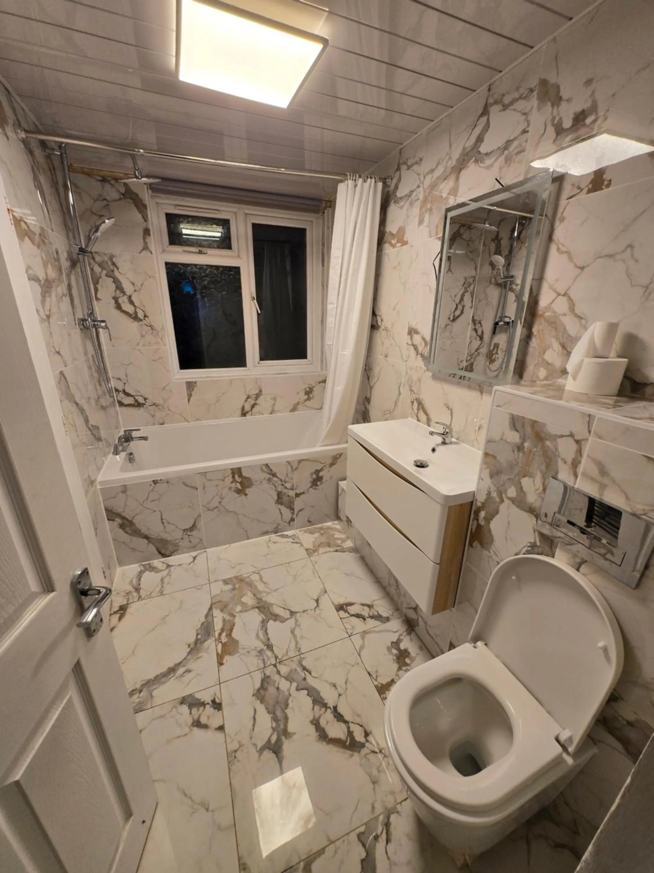 Bathroom in SnoozeDen Chalvey - Free Parking, Near M4 J6