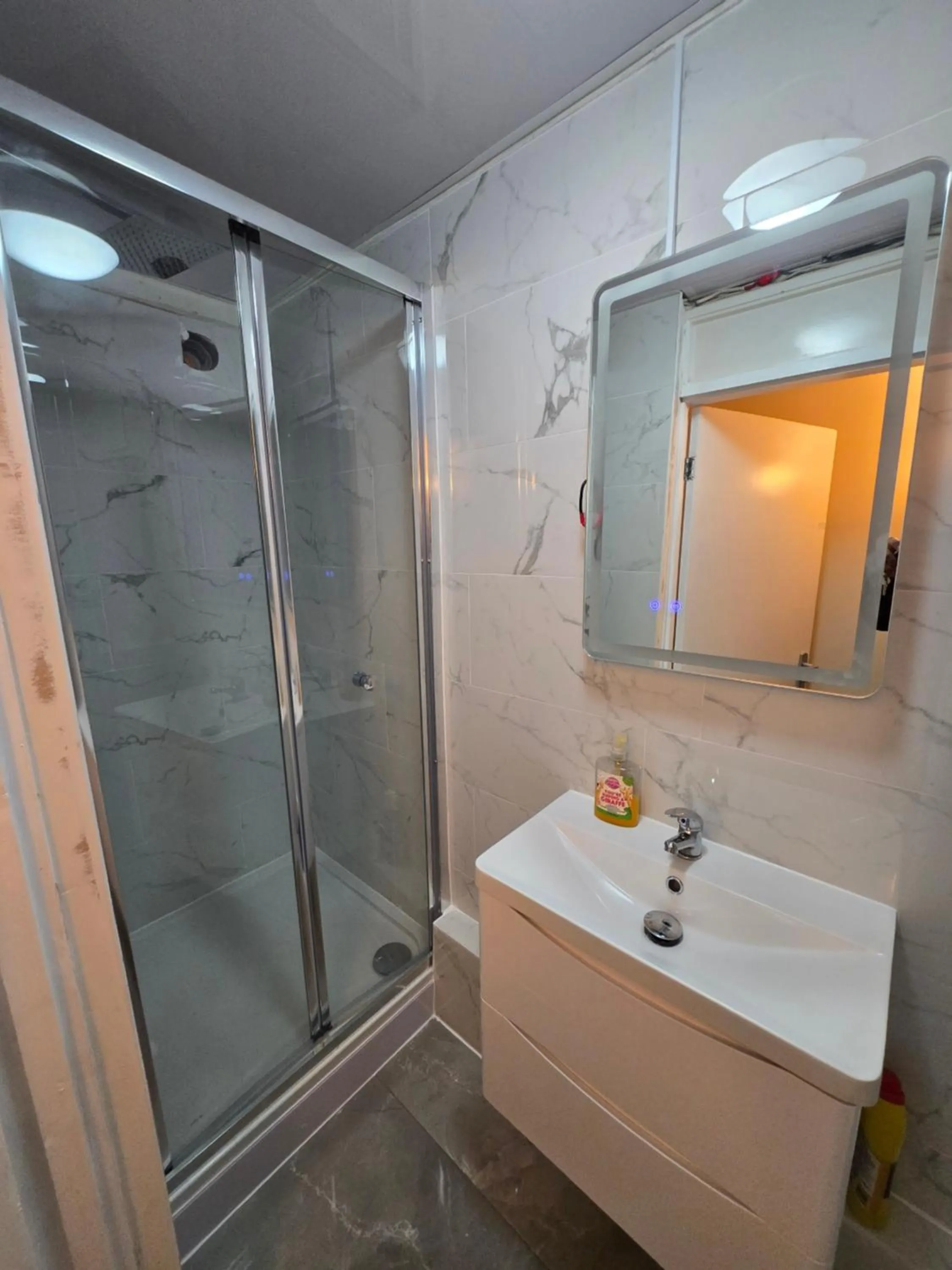 Bathroom in SnoozeDen Chalvey - Free Parking, Near M4 J6