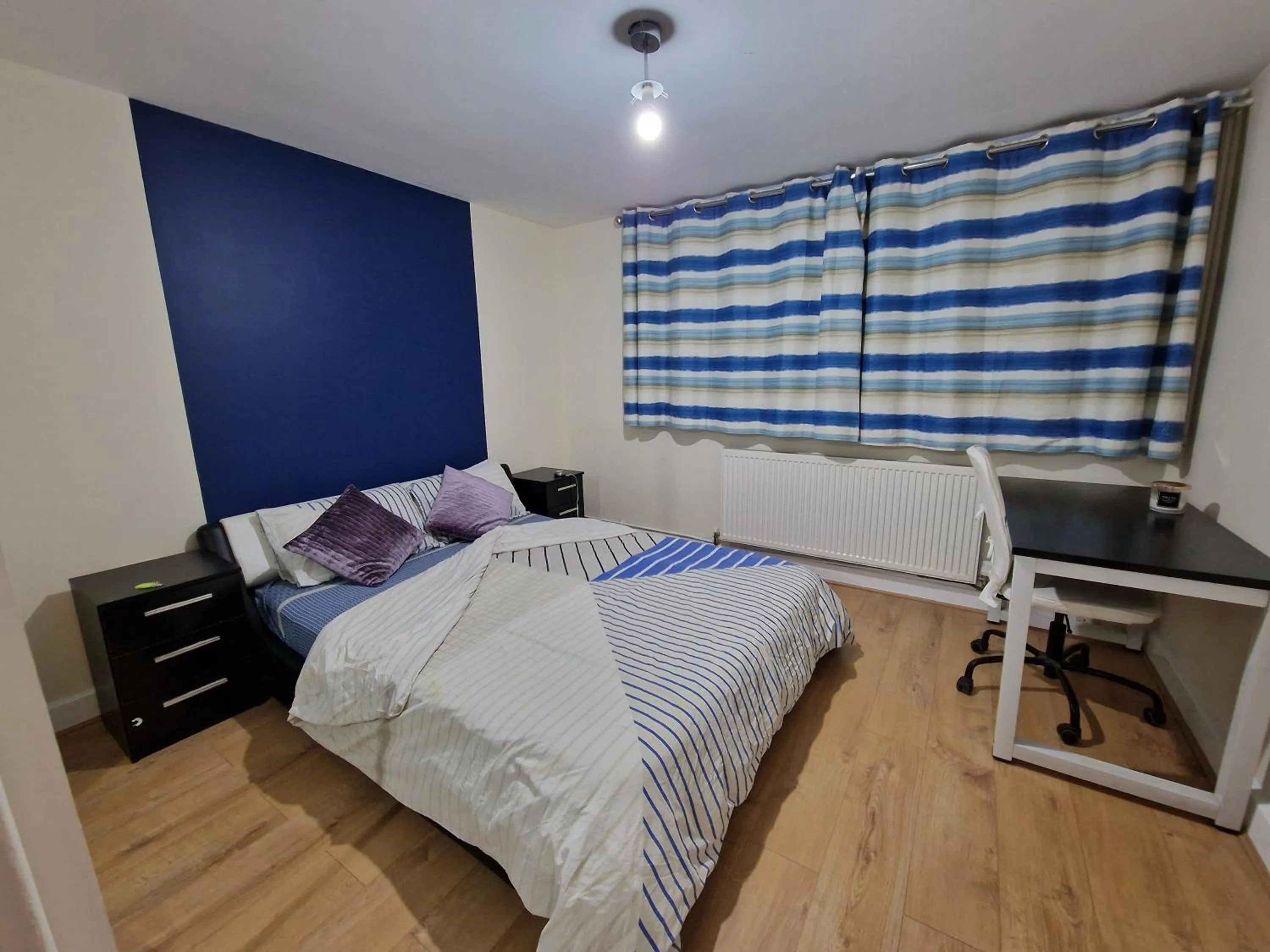 Bedroom, Bed in SnoozeDen Chalvey - Free Parking, Near M4 J6