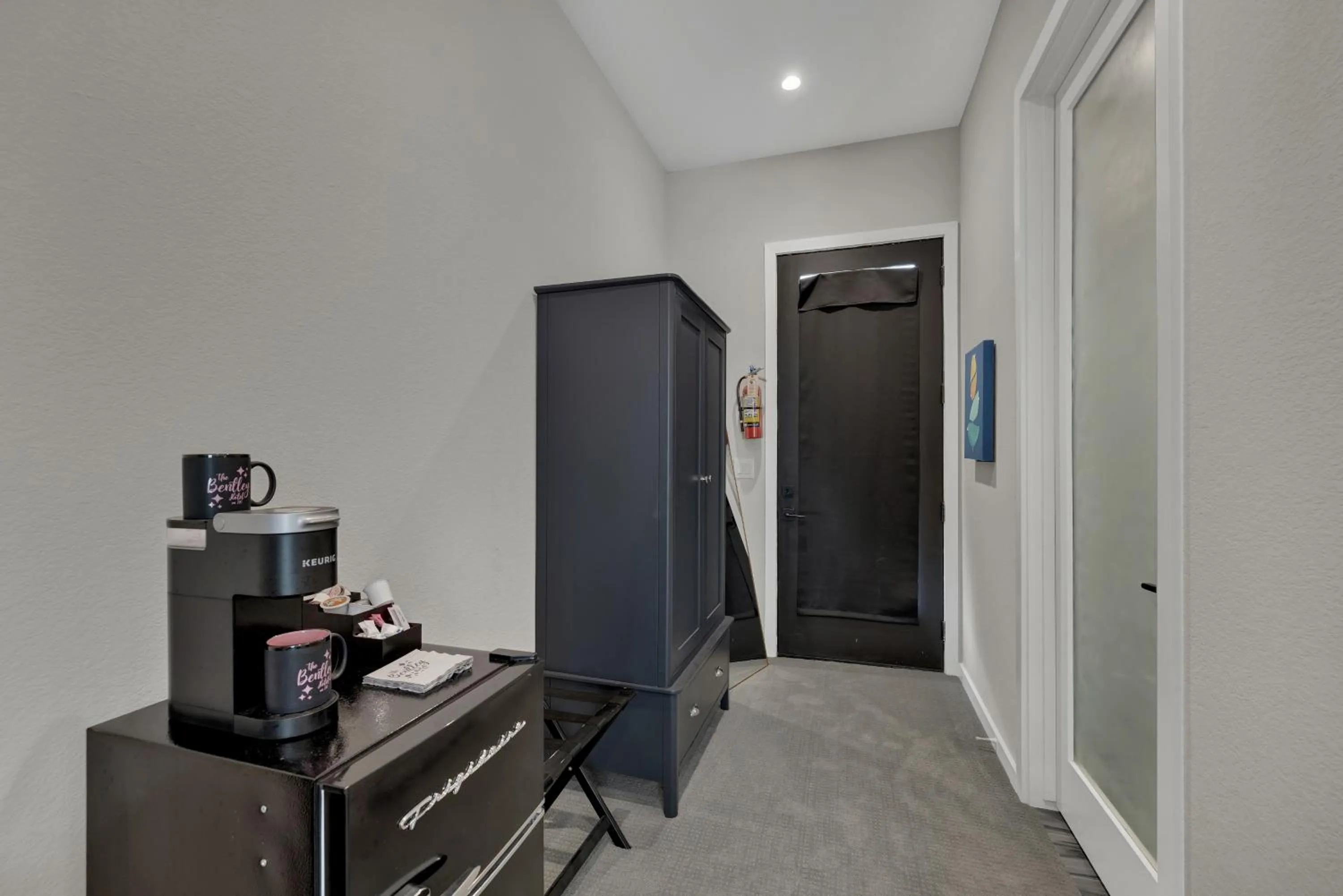 Coffee/tea facilities in The Bentley Hotel on 290