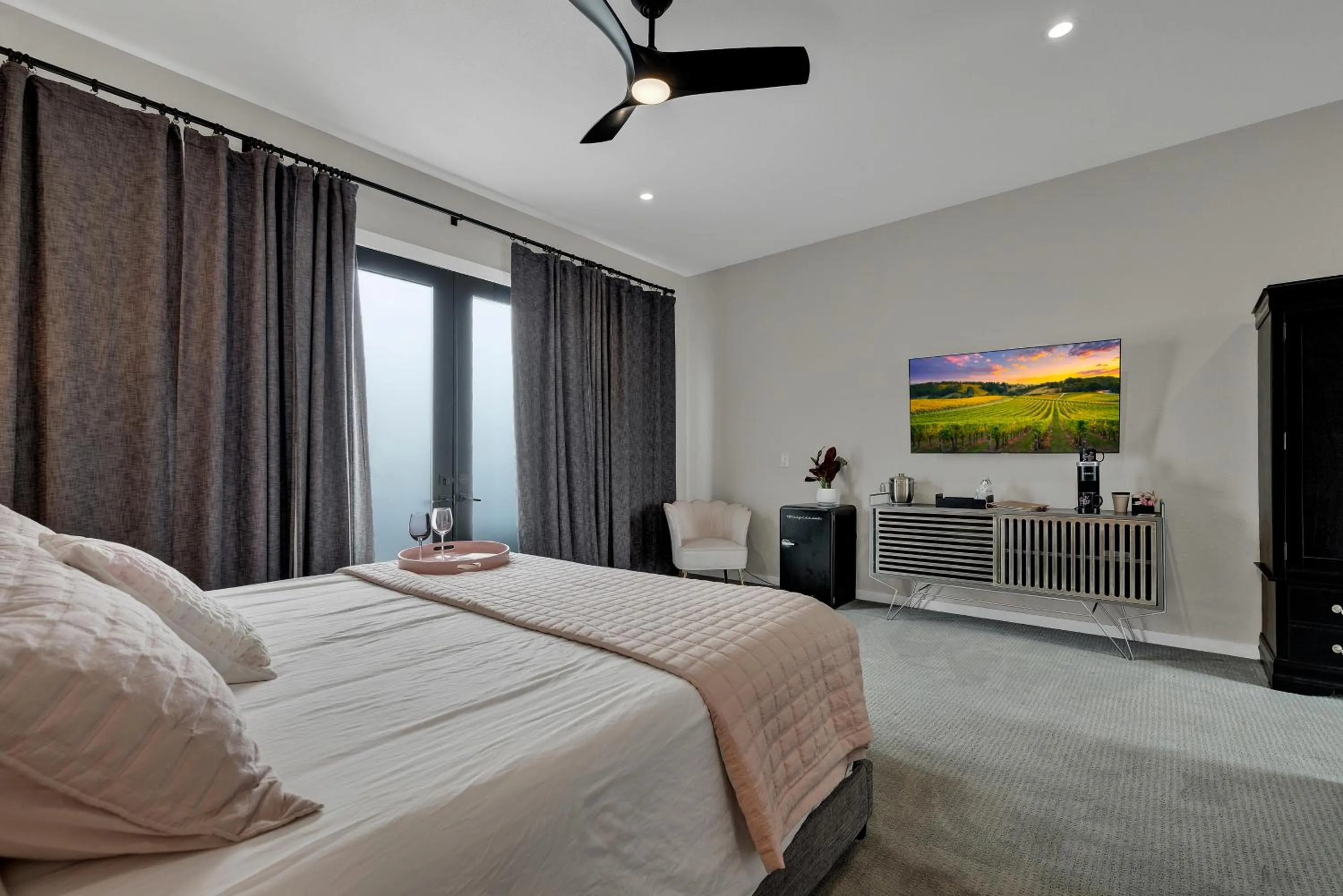 TV and multimedia, Bed in The Bentley Hotel on 290