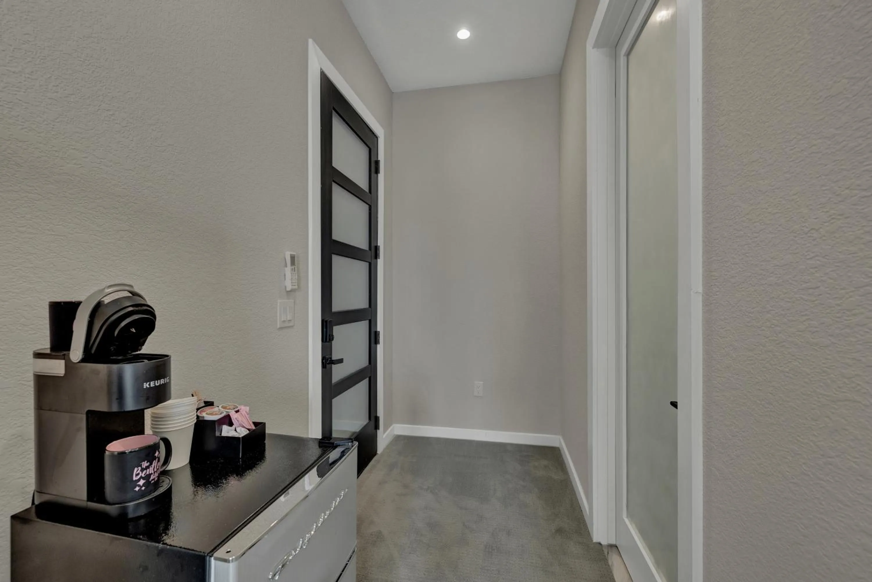 Coffee/tea facilities in The Bentley Hotel on 290