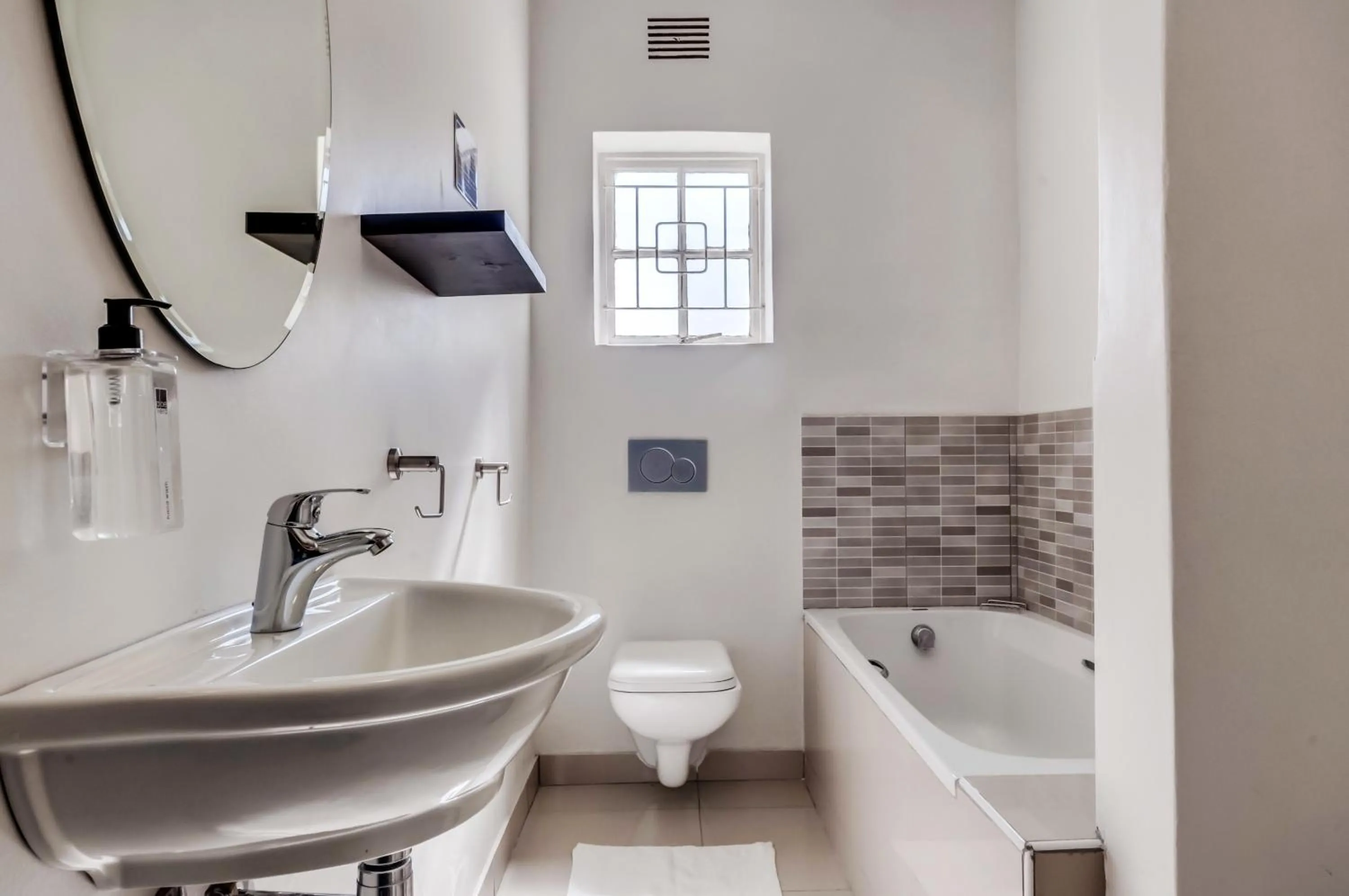 Toilet in First Avenue Guesthouse