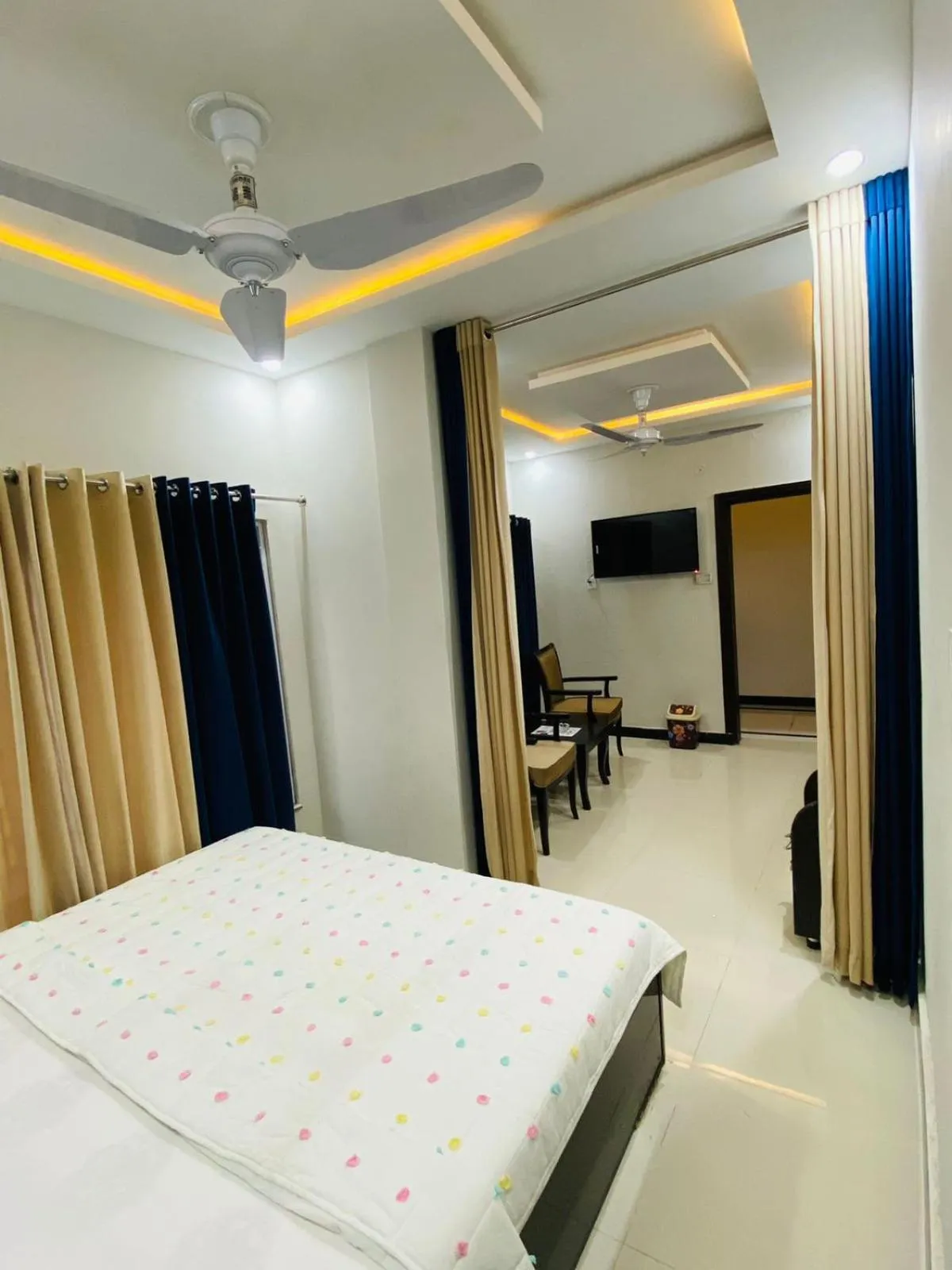 Communal lounge/ TV room, Bed in Hotel 11