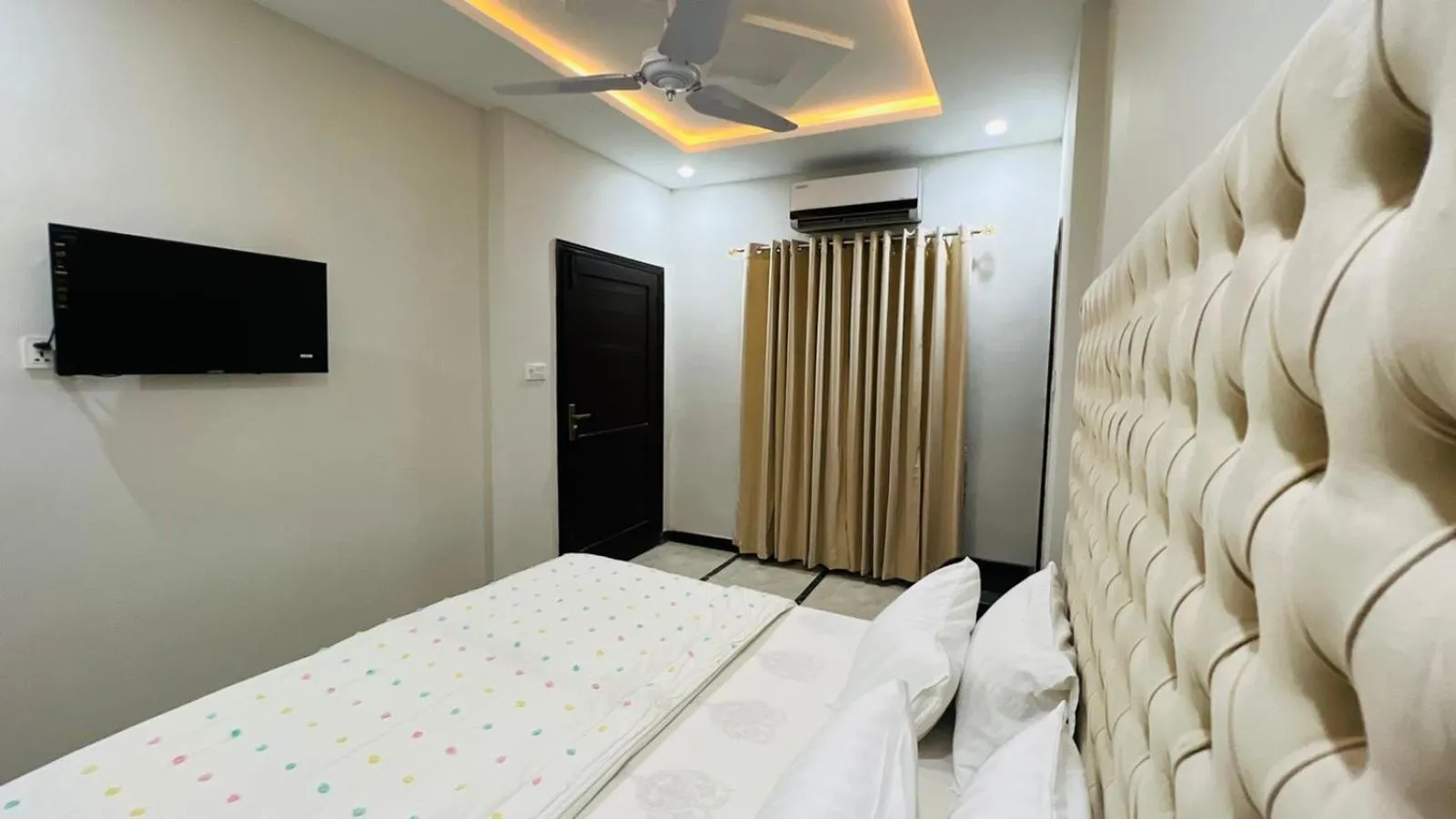 Communal lounge/ TV room, Bed in Hotel 11