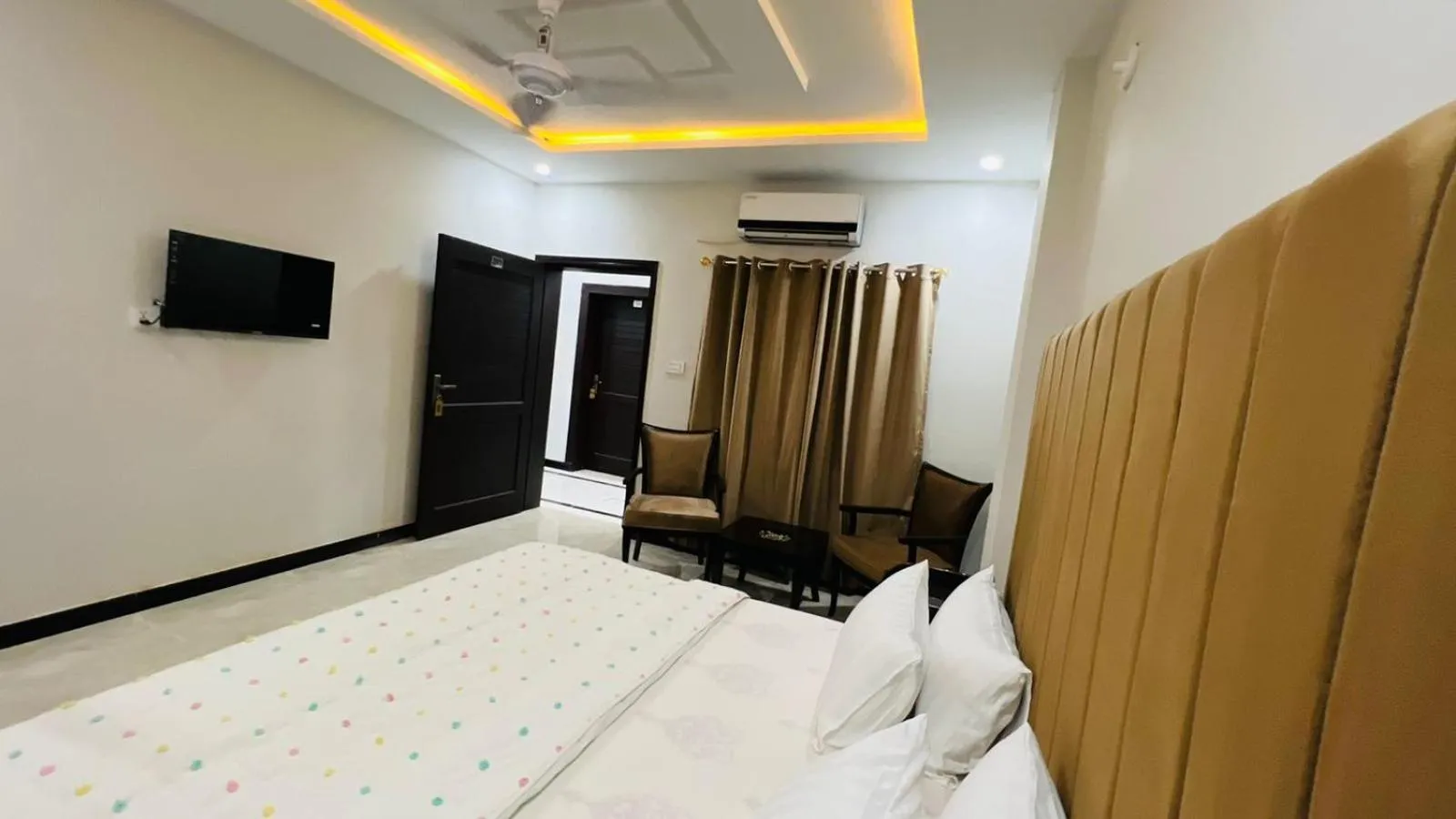 Communal lounge/ TV room, Bed in Hotel 11