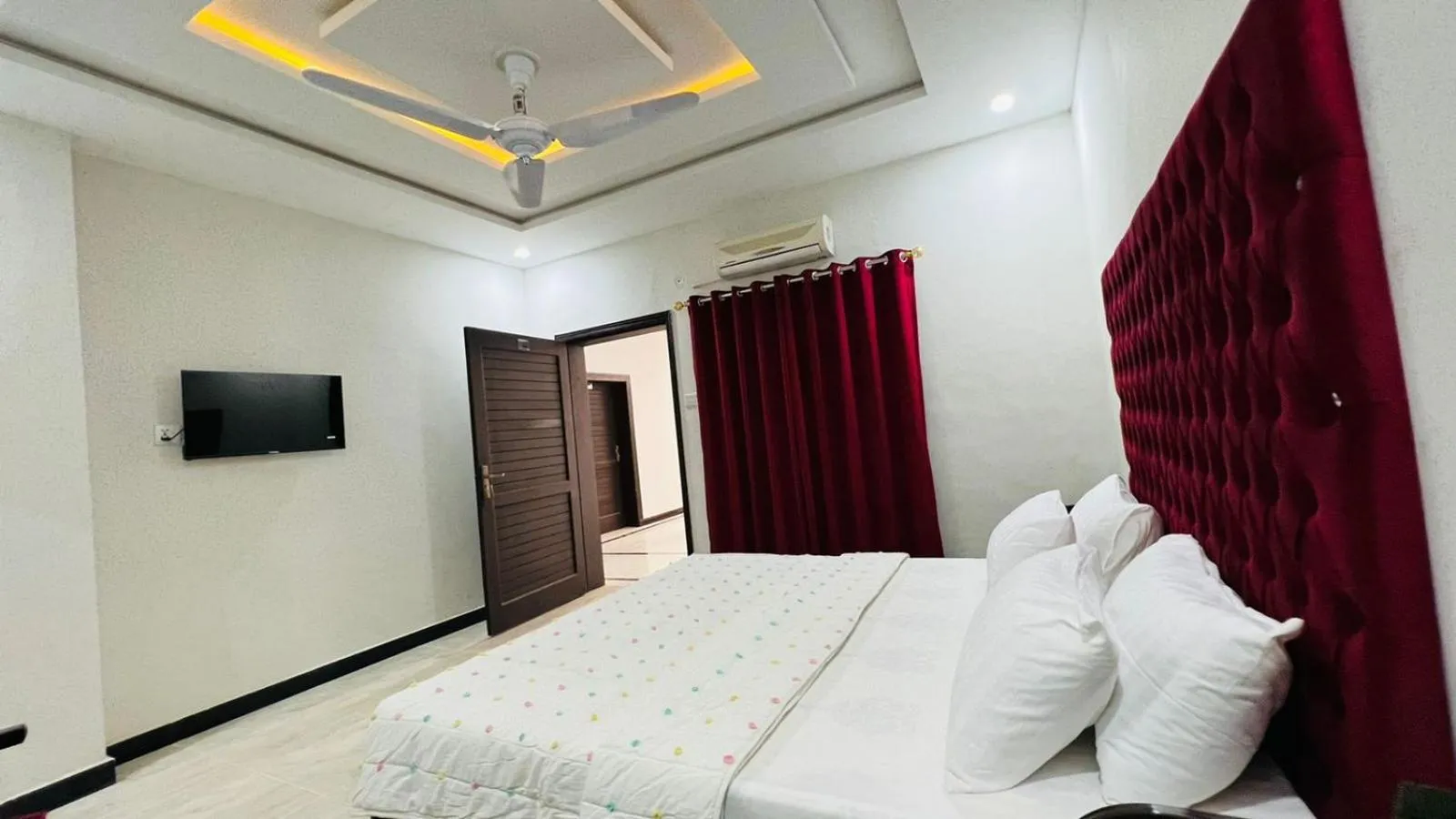 Communal lounge/ TV room, Bed in Hotel 11