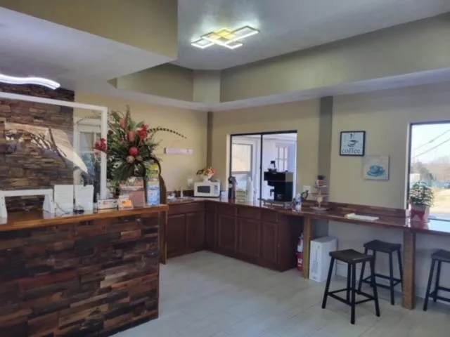 Lobby or reception in Smokies Inn - New Linens & Ultrafast WIFI - Friendliest Hospitality Guaranteed!