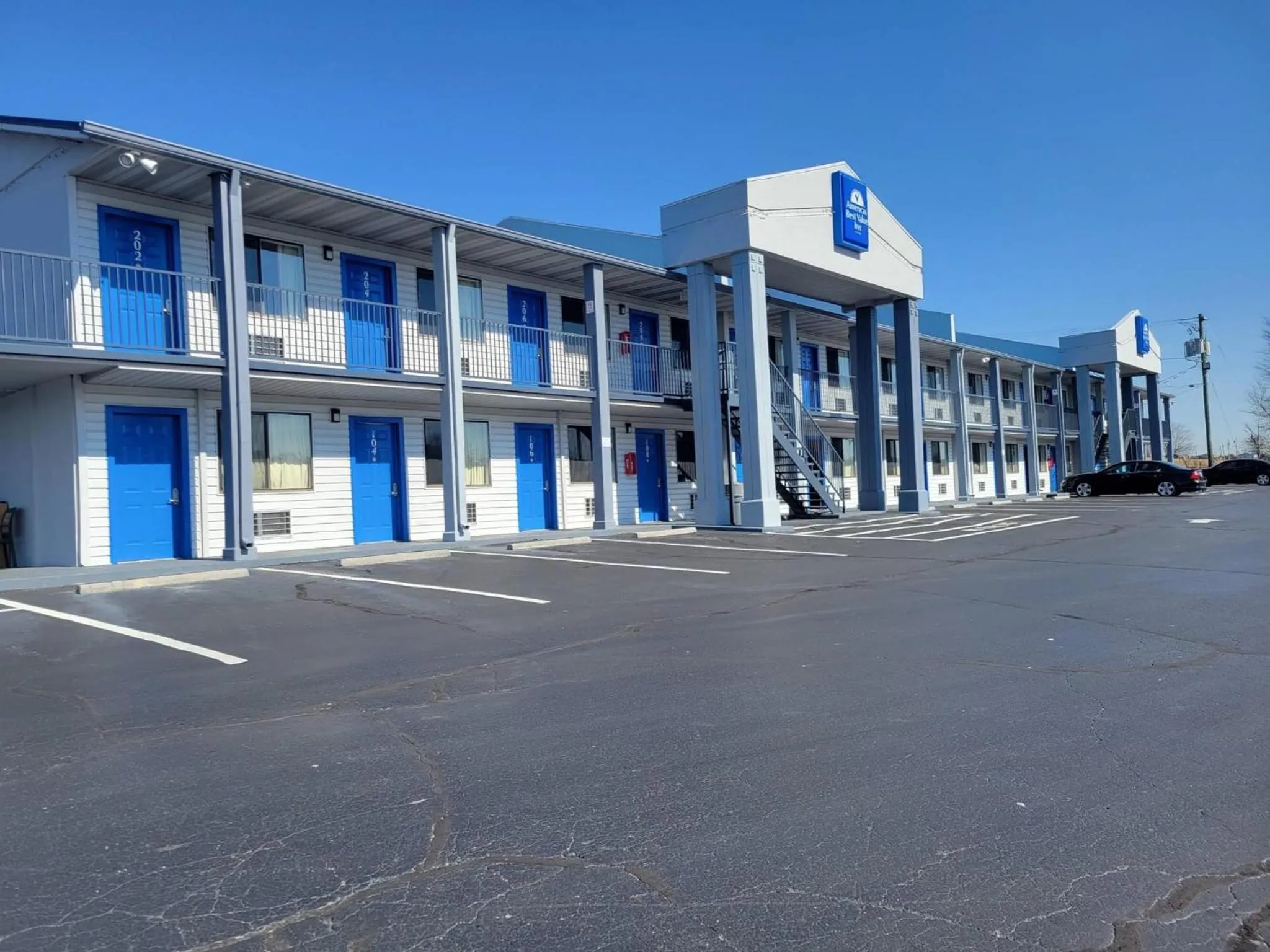 Property building in Smokies Inn - New Linens & Ultrafast WIFI - Friendliest Hospitality Guaranteed!