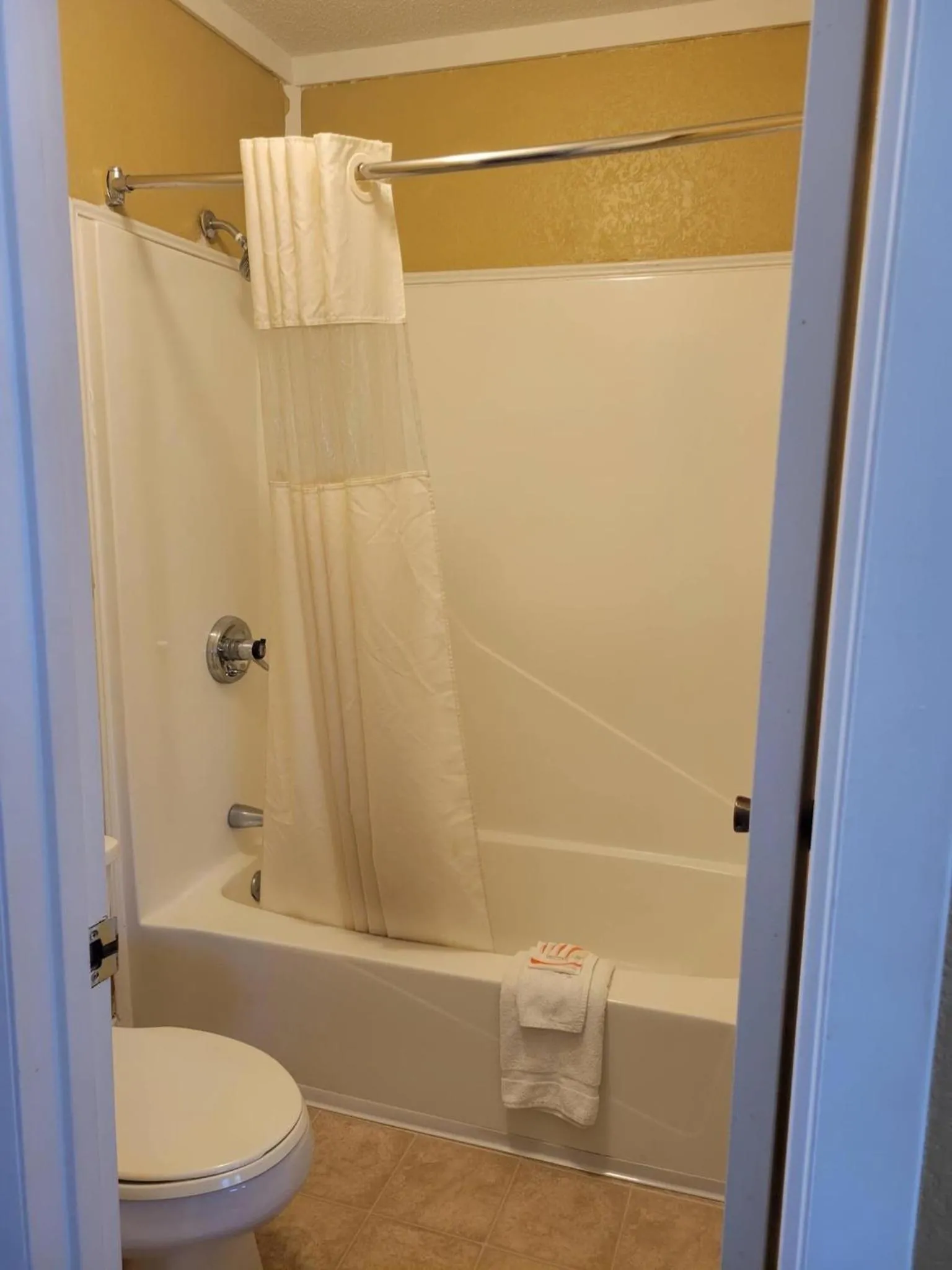 Bathroom in Smokies Inn - New Linens & Ultrafast WIFI - Friendliest Hospitality Guaranteed!