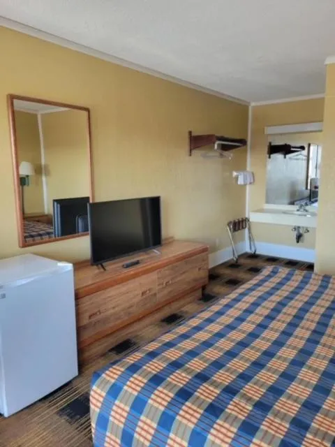 Bed in Smokies Inn - New Linens & Ultrafast WIFI - Friendliest Hospitality Guaranteed!
