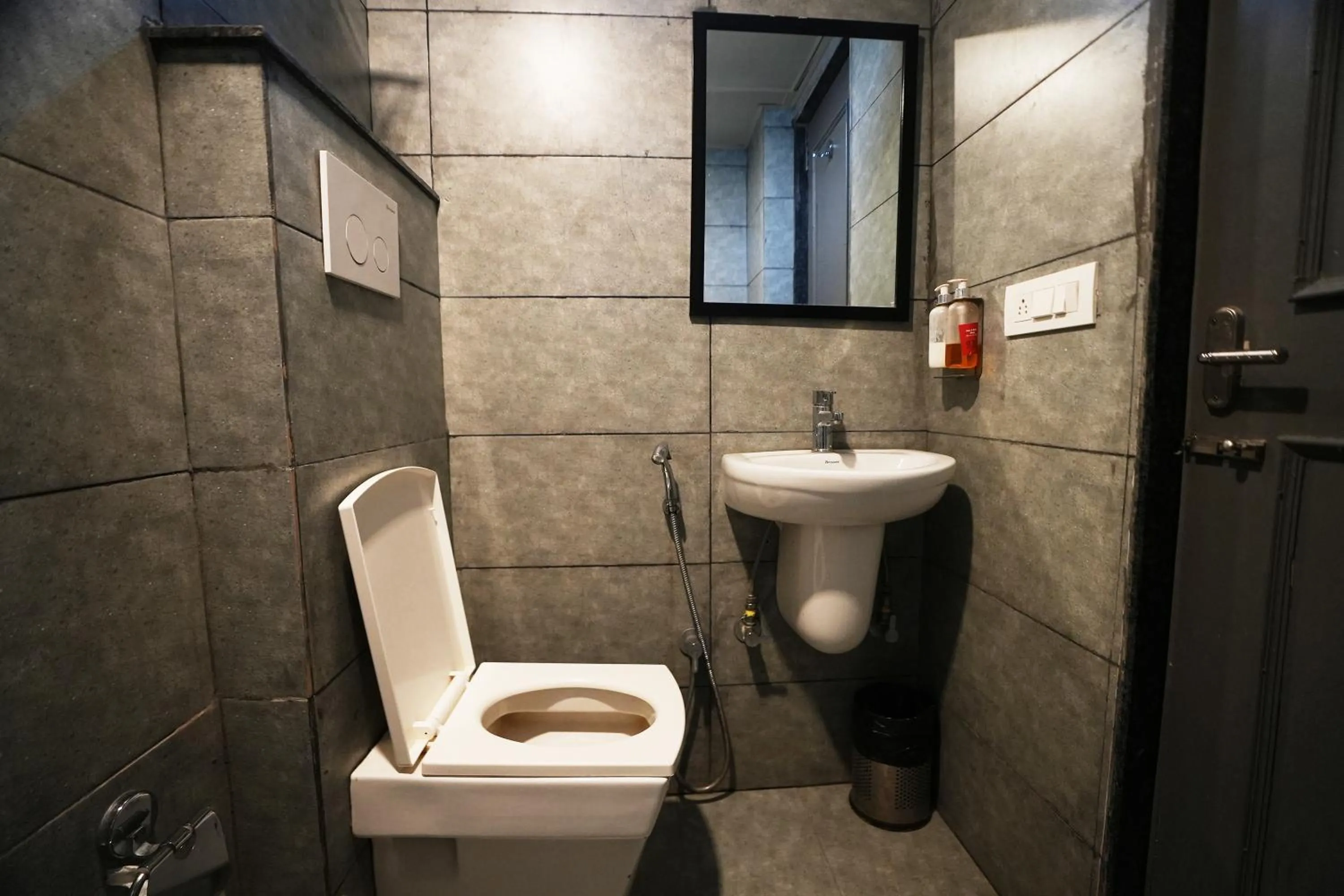 Bathroom in Hotel Townhouse at Udaipur City Railway Station