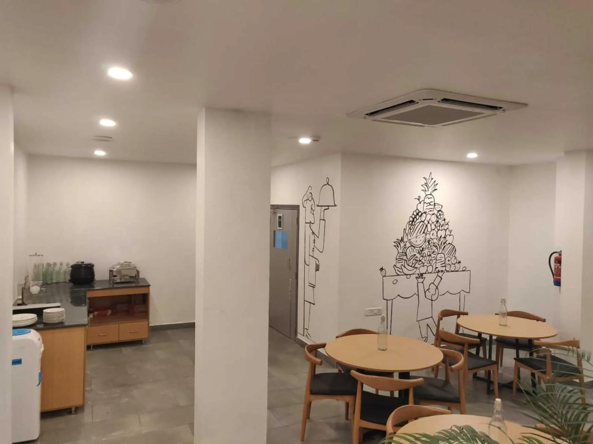 Restaurant/places to eat in Hotel Townhouse at Udaipur City Railway Station