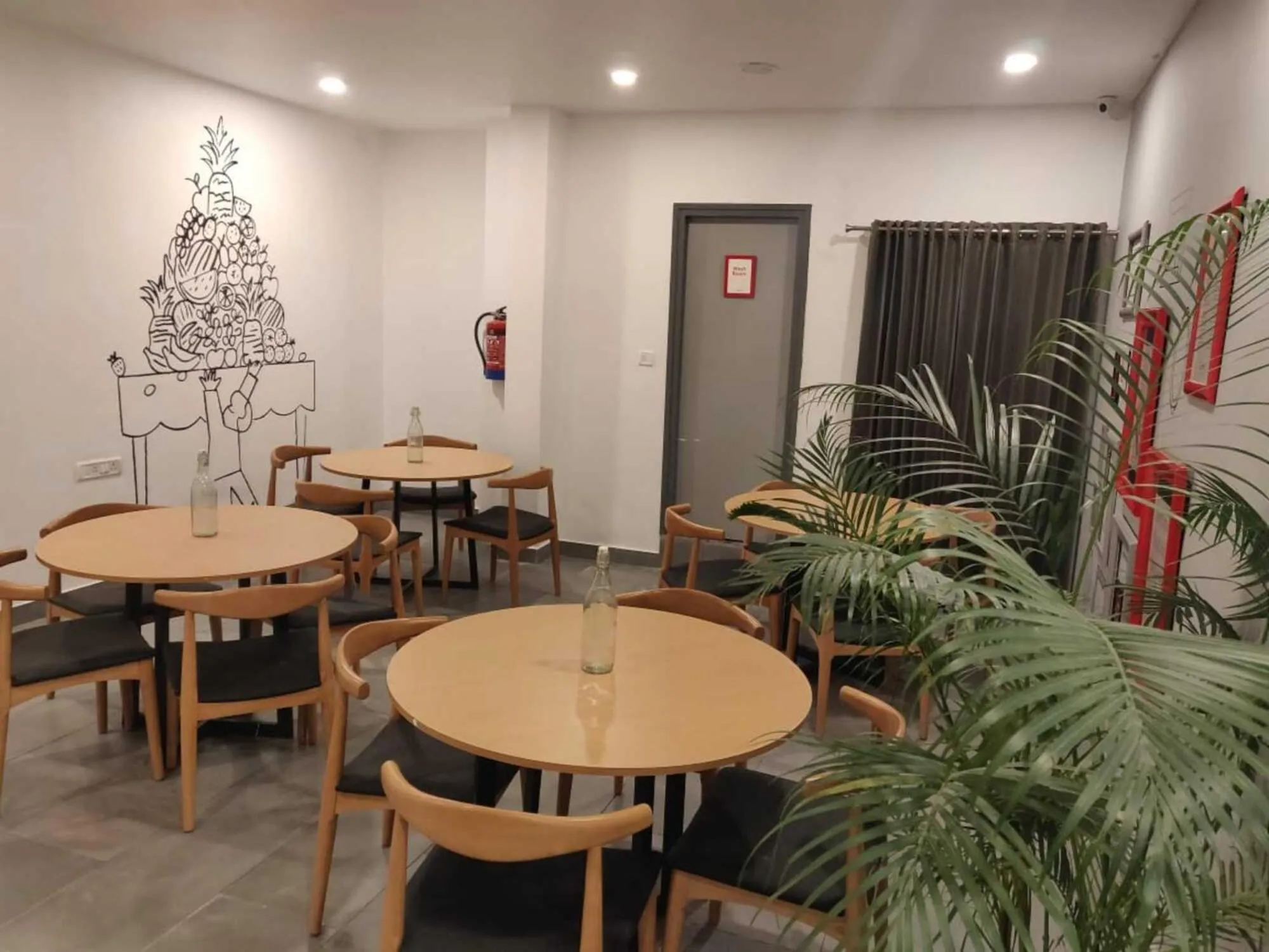 Restaurant/places to eat in Hotel Townhouse at Udaipur City Railway Station