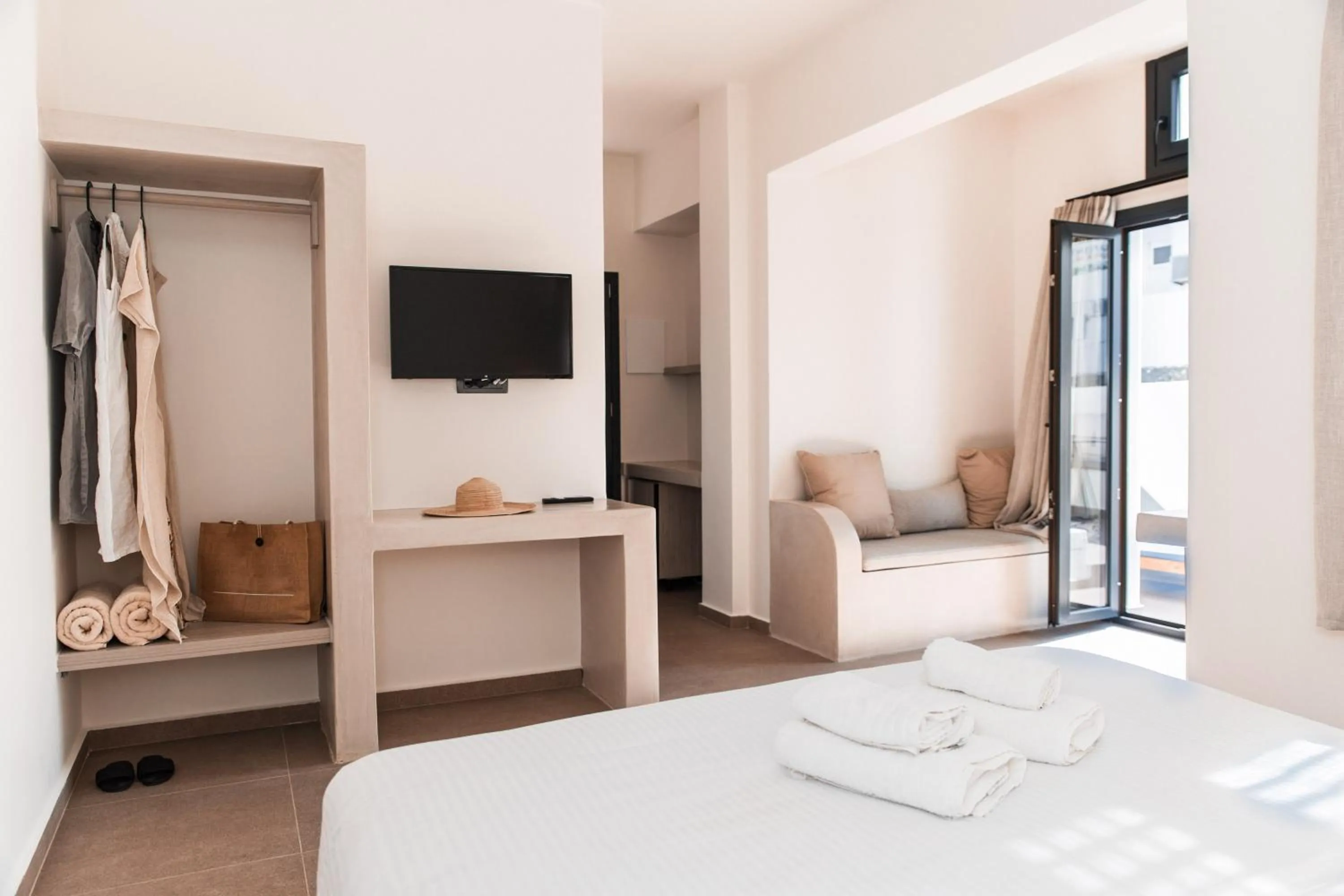 Bedroom, Bed in North Wind Luxury Suites