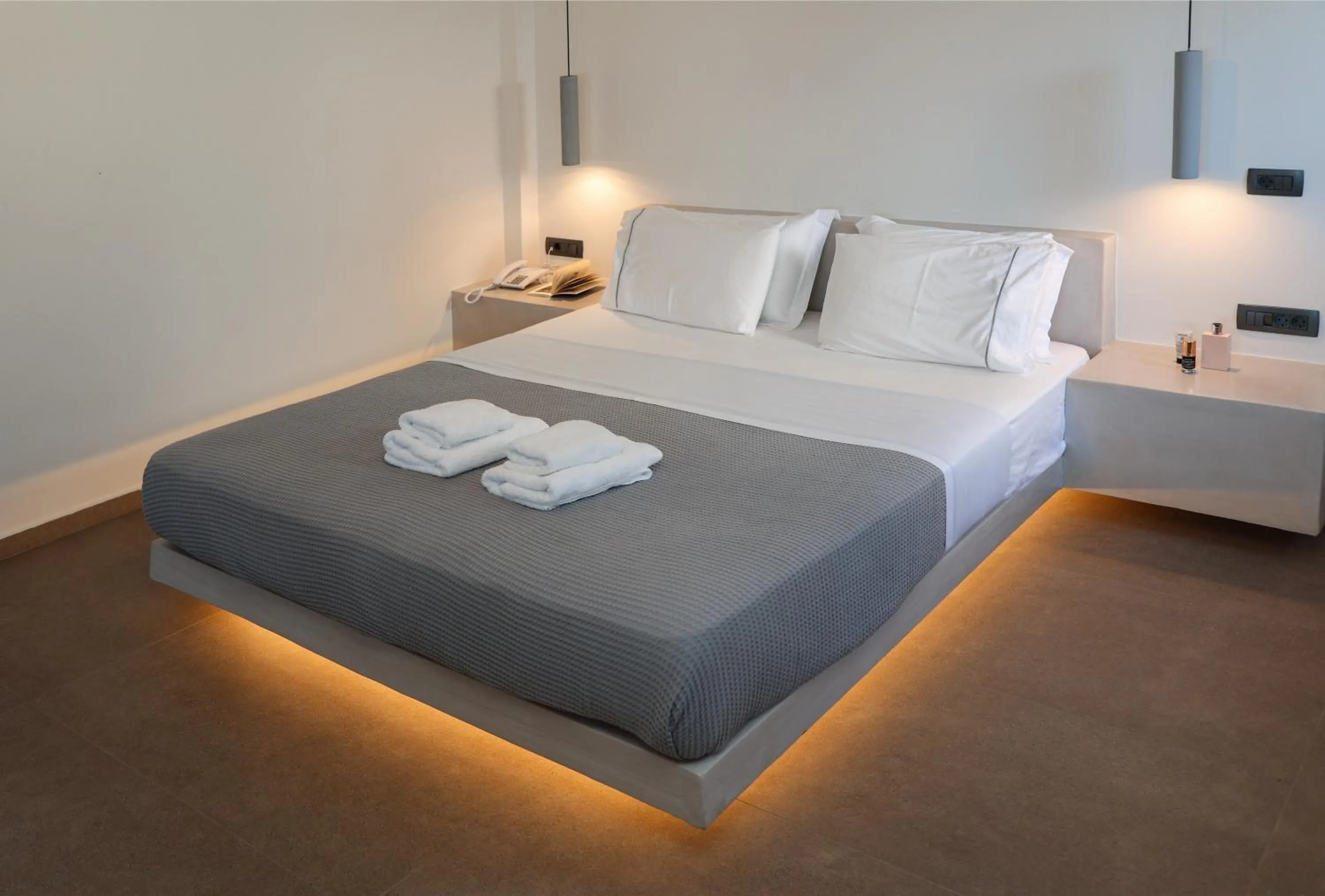 Bedroom, Bed in North Wind Luxury Suites