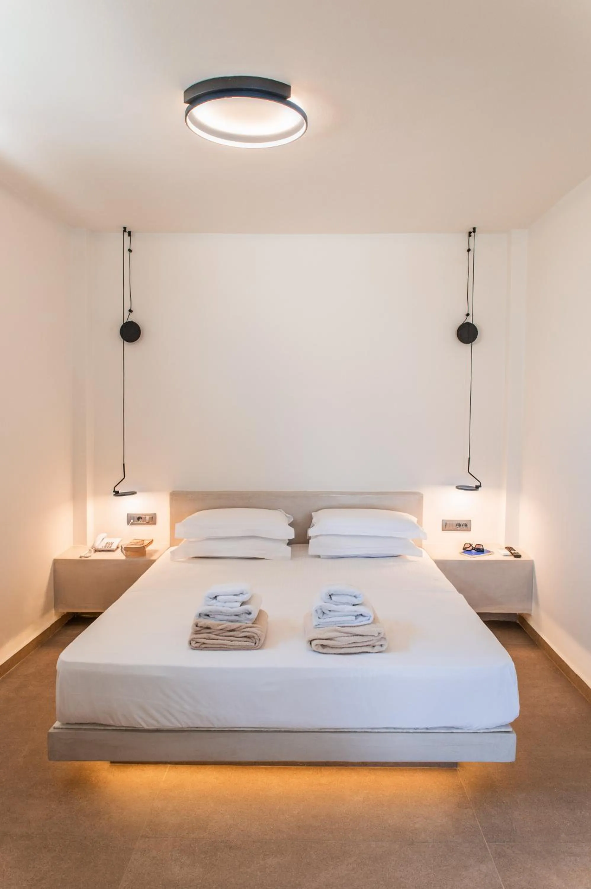 Bedroom, Bed in North Wind Luxury Suites