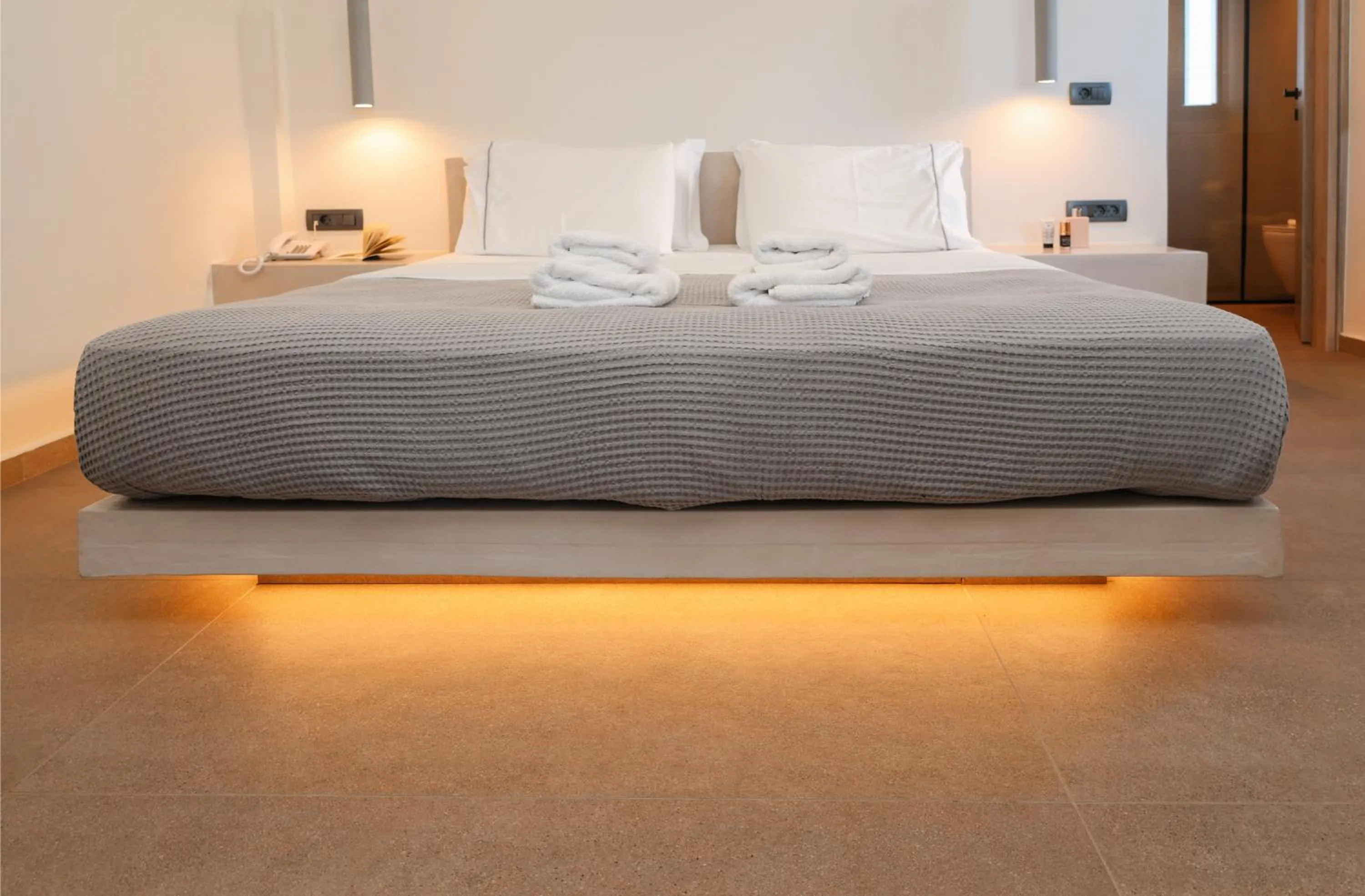 Bedroom, Bed in North Wind Luxury Suites