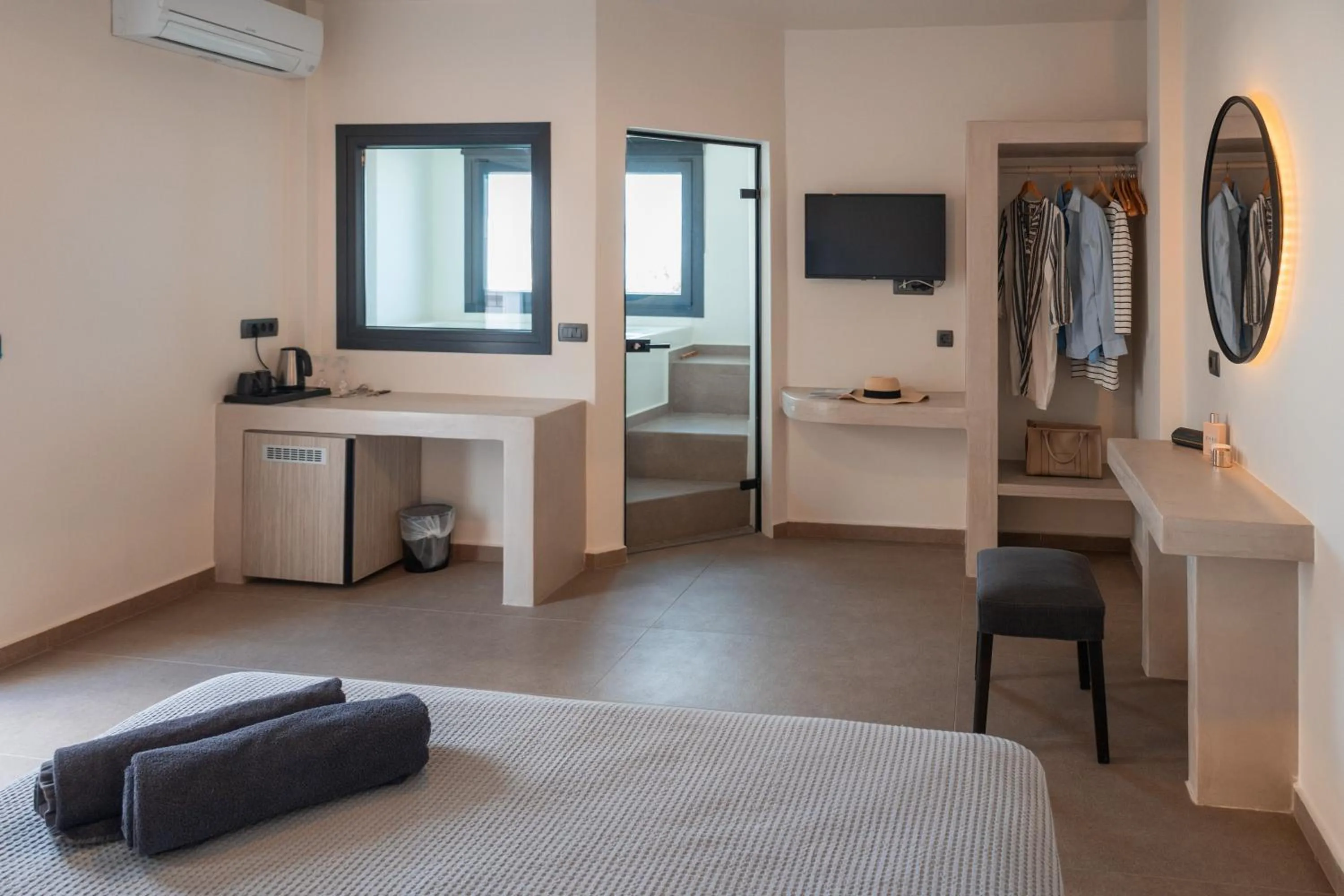 Bedroom, Bed in North Wind Luxury Suites