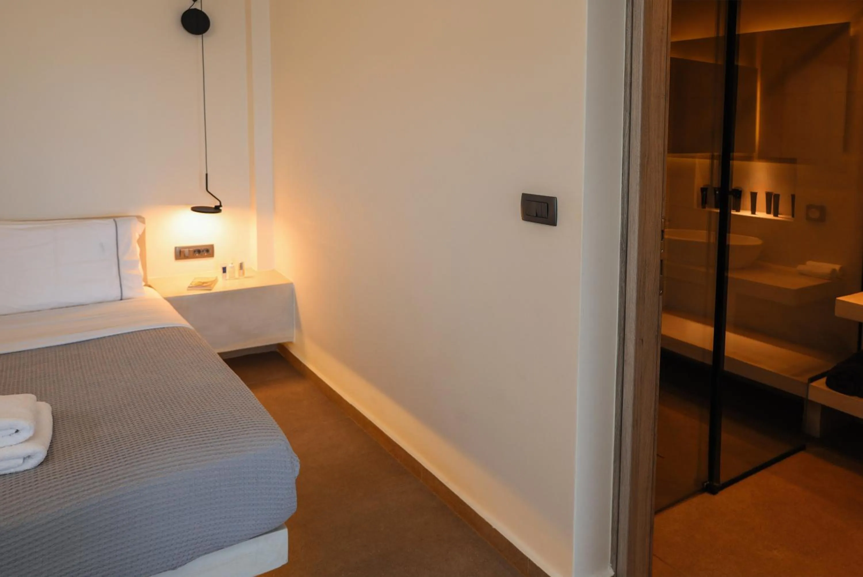 Bedroom, Bed in North Wind Luxury Suites