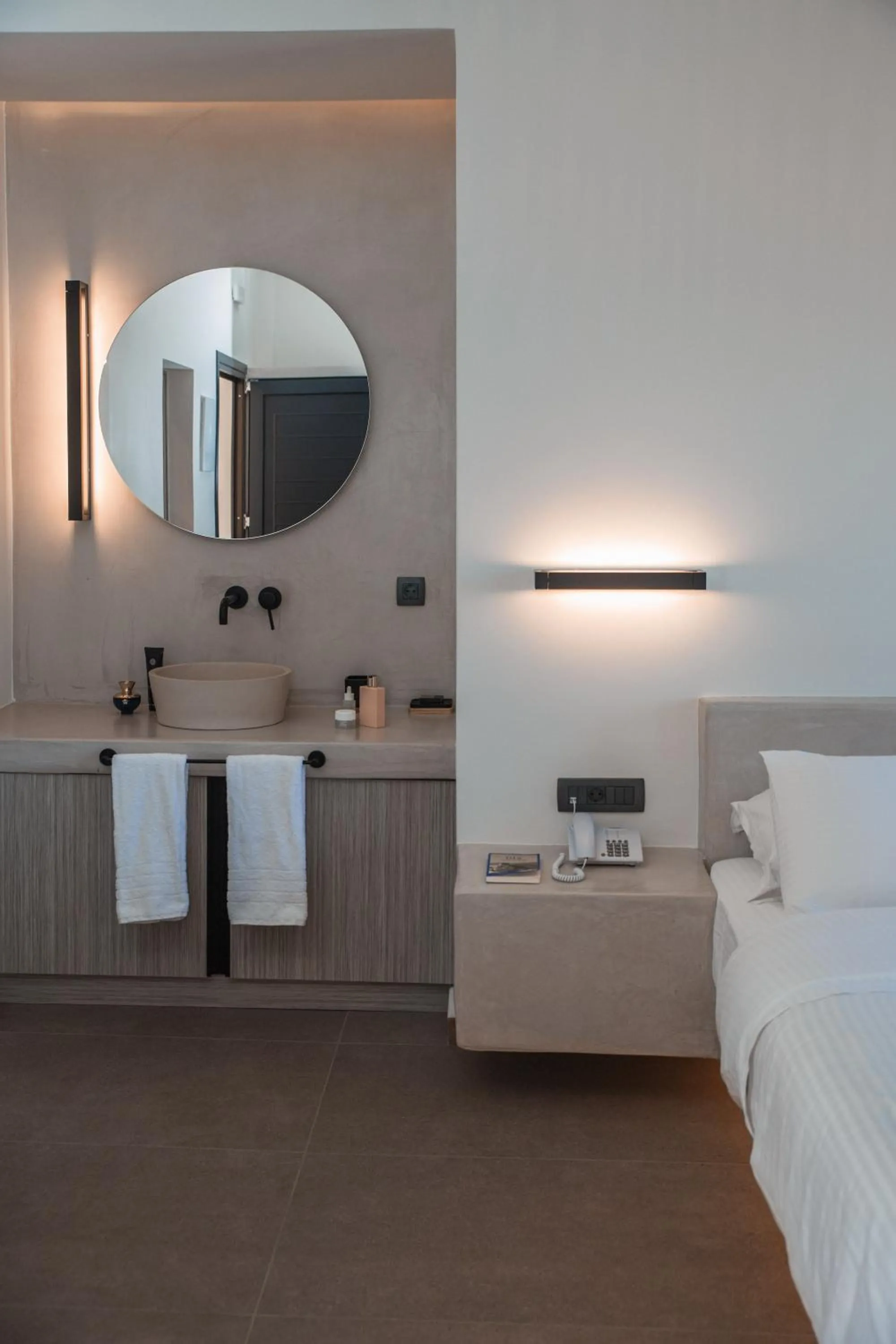 Bathroom, Bed in North Wind Luxury Suites