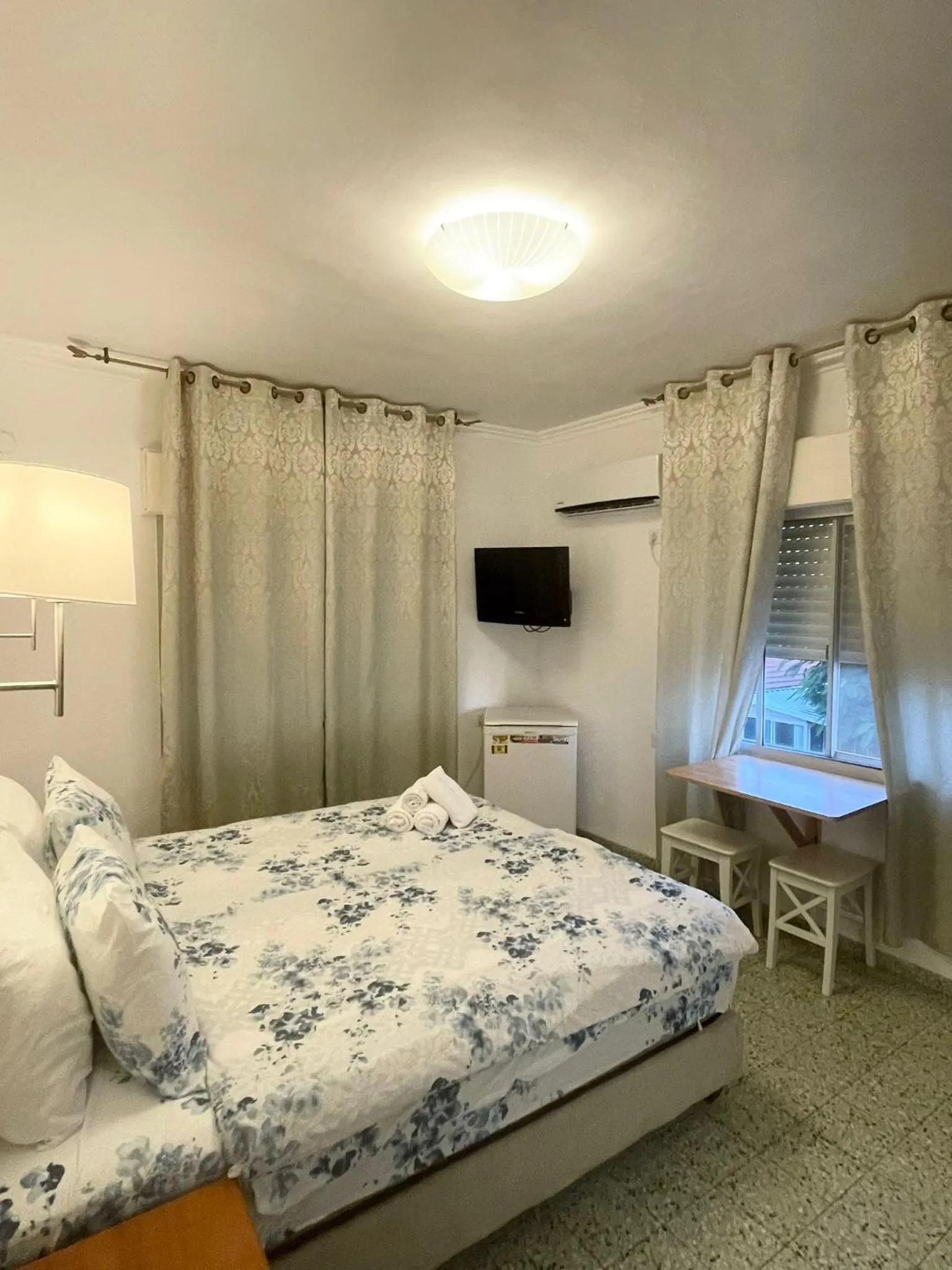 Bed in Amigo Hotel On The Beach