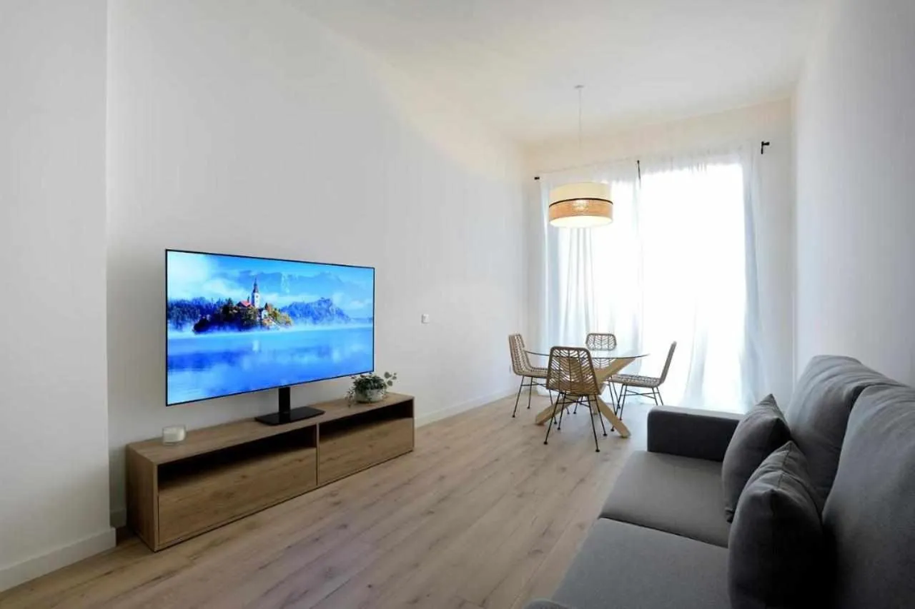 Communal lounge/ TV room in Mike House: Alójate en el corazón de Zaragoza