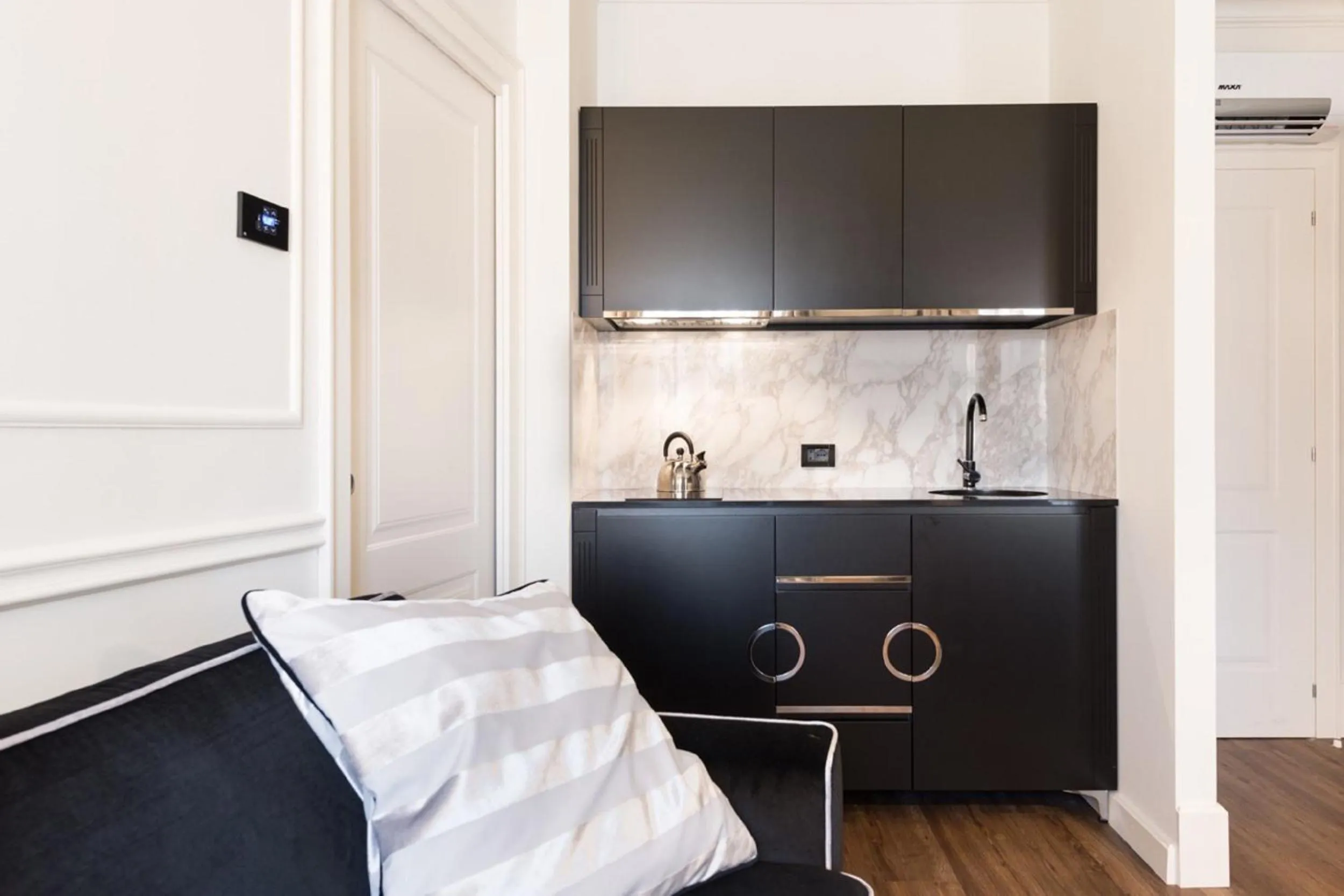 Kitchen or kitchenette, Bed in Verona House Aparthotel