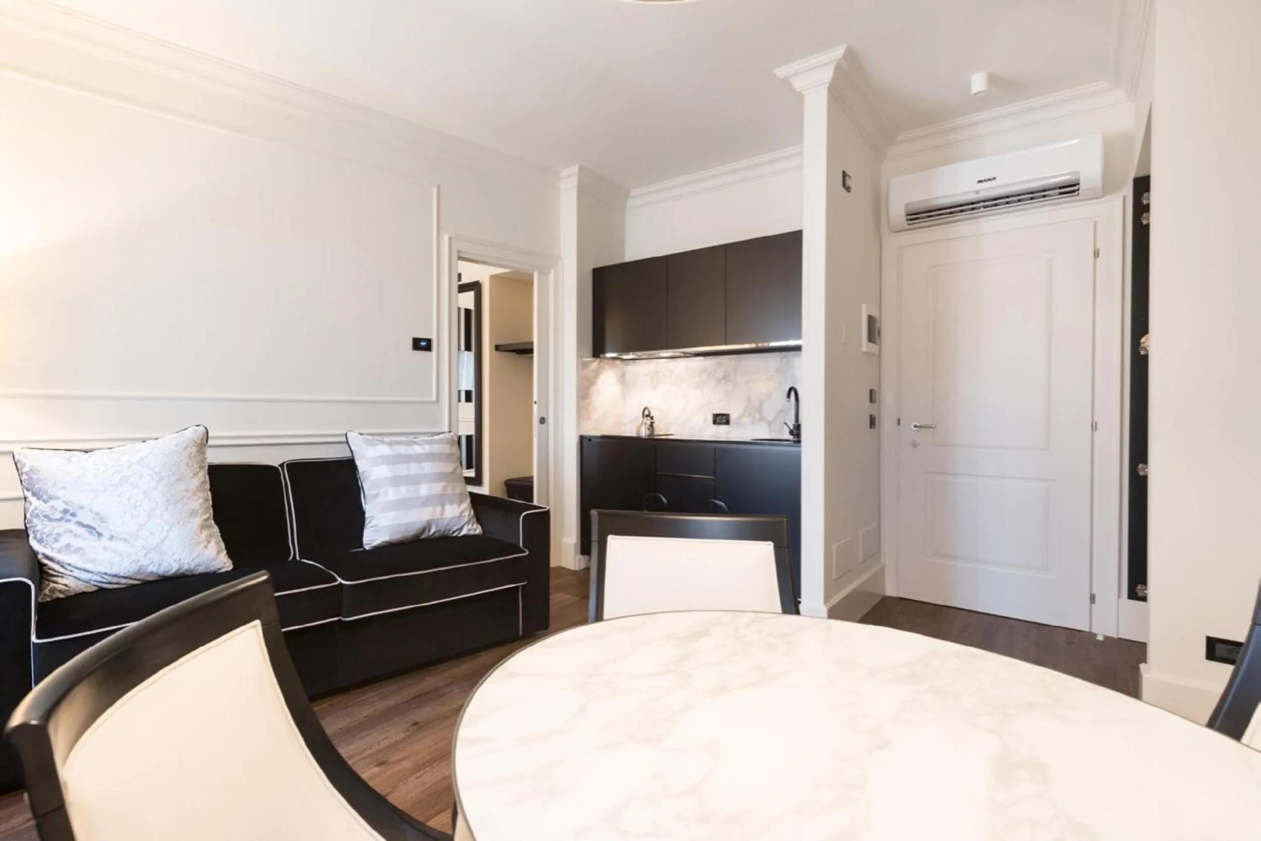 Kitchen or kitchenette, Bed in Verona House Aparthotel