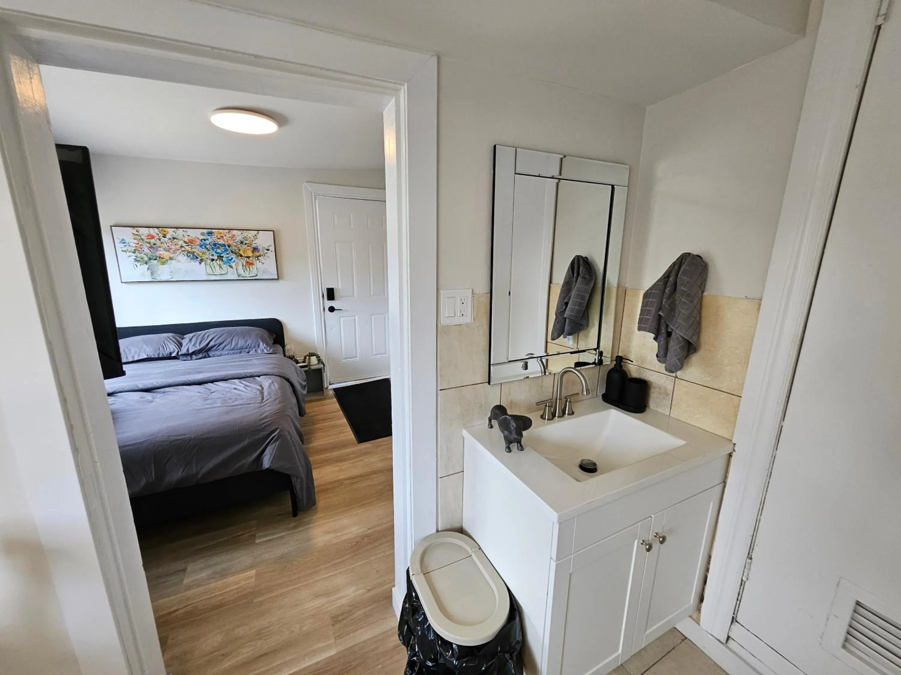 Bed in JstLikeHome - Old Ottawa Suite & Guesthouse