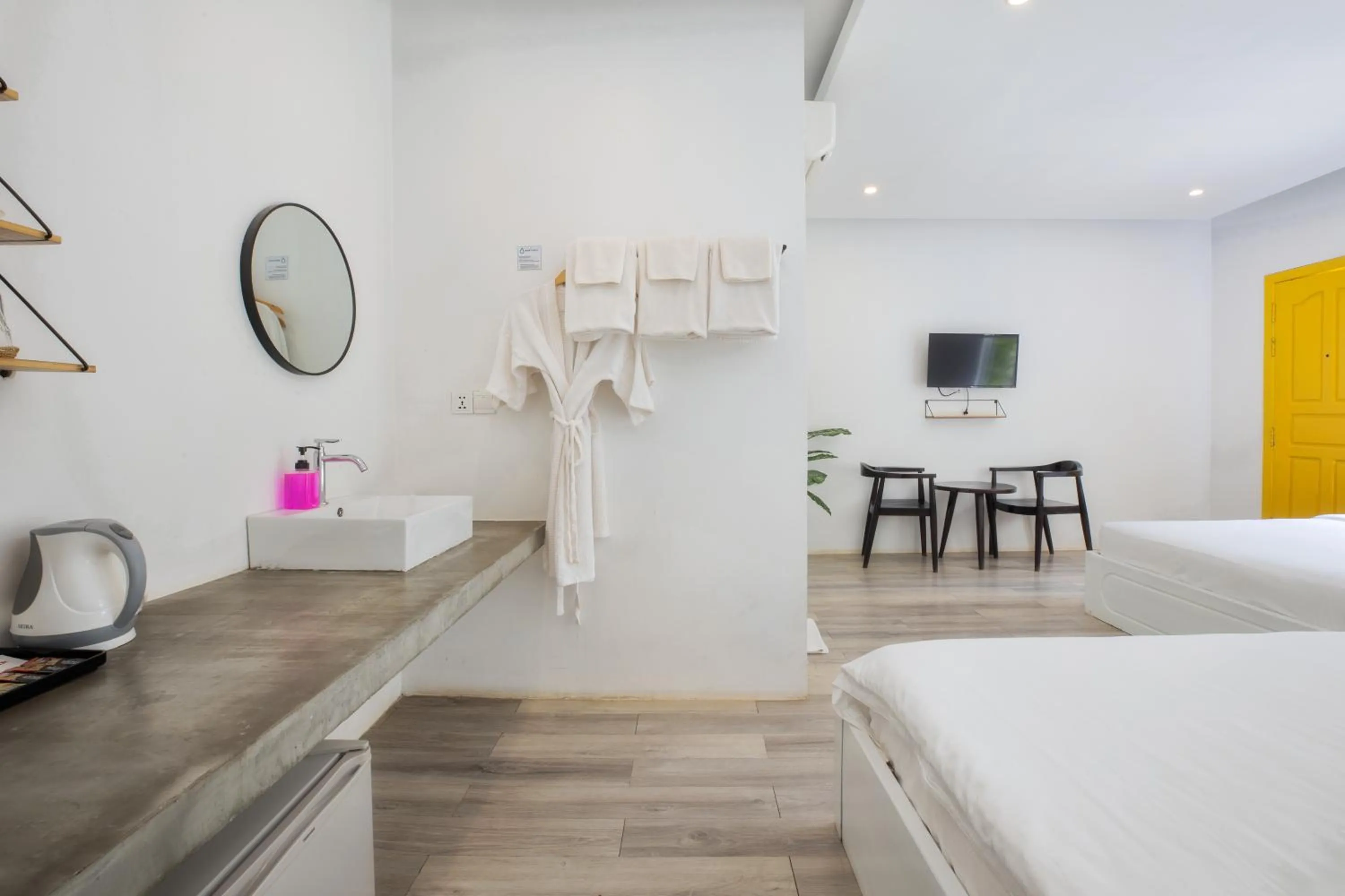 Photo of the whole room, Bed in Glow Inn Siem Reap