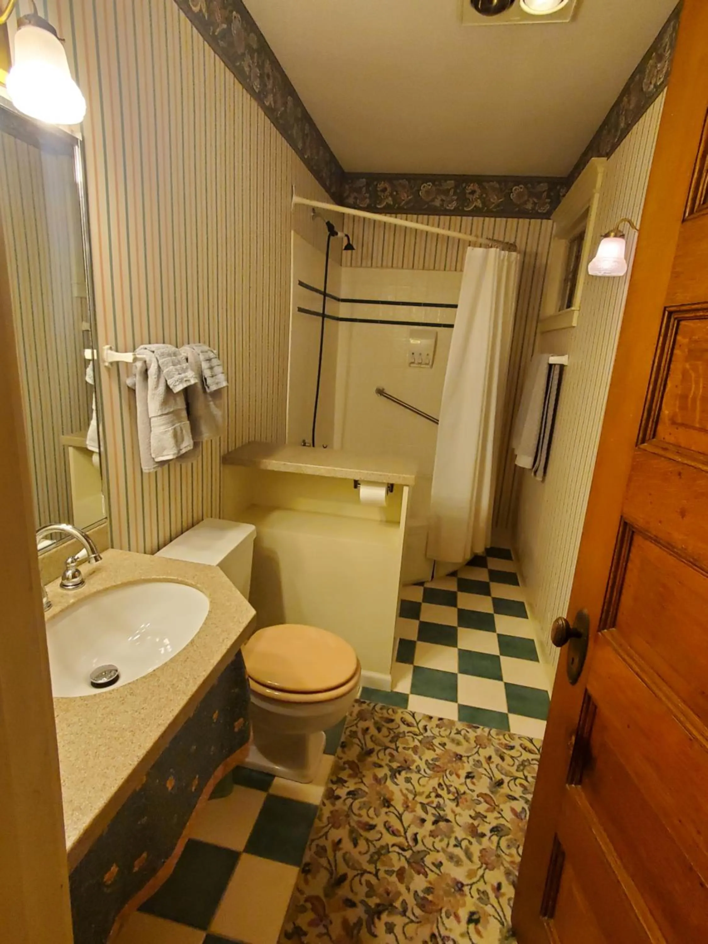 Toilet in The Weis Mansion Bed and Breakfast