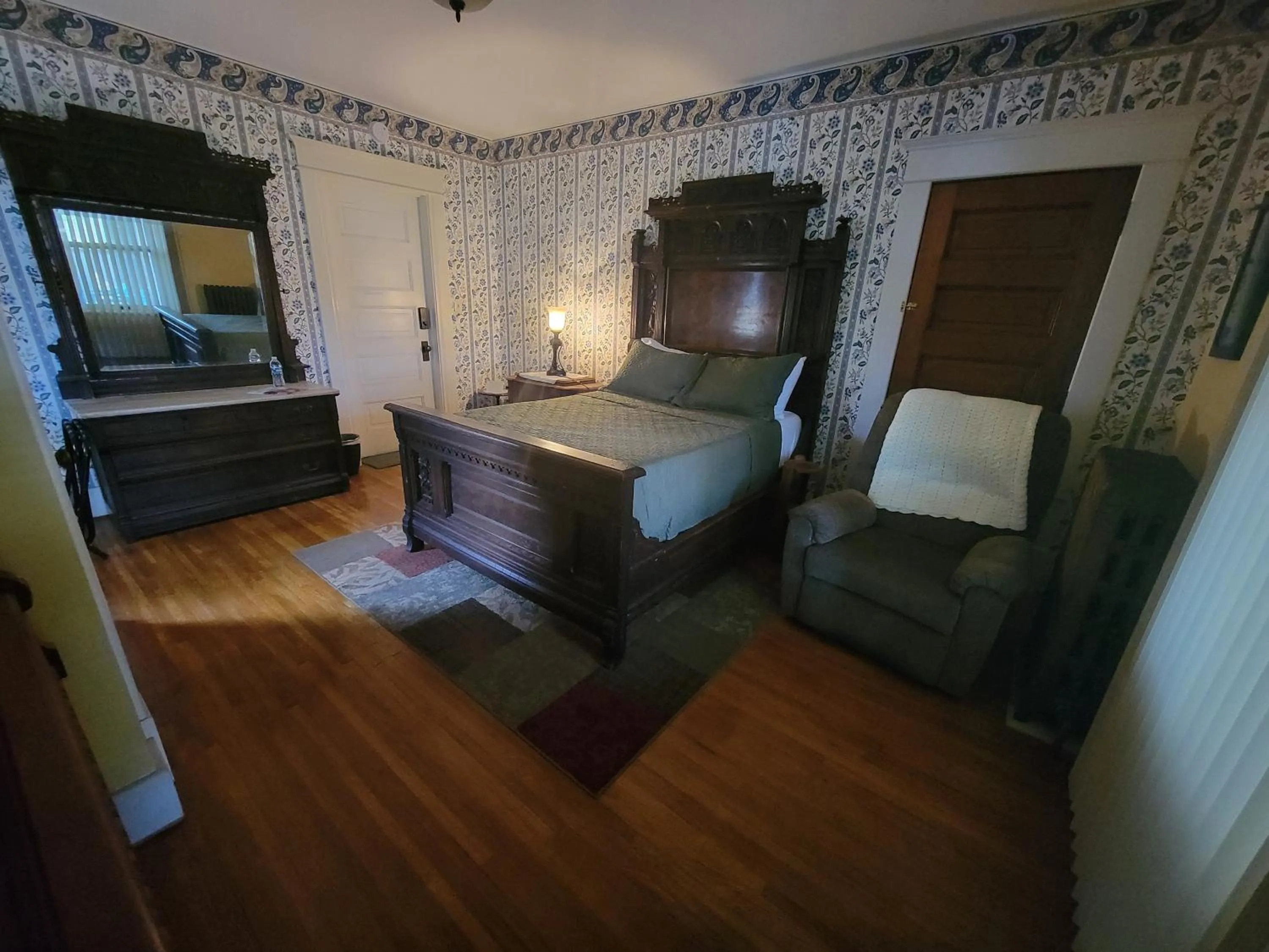 Bed in The Weis Mansion Bed and Breakfast