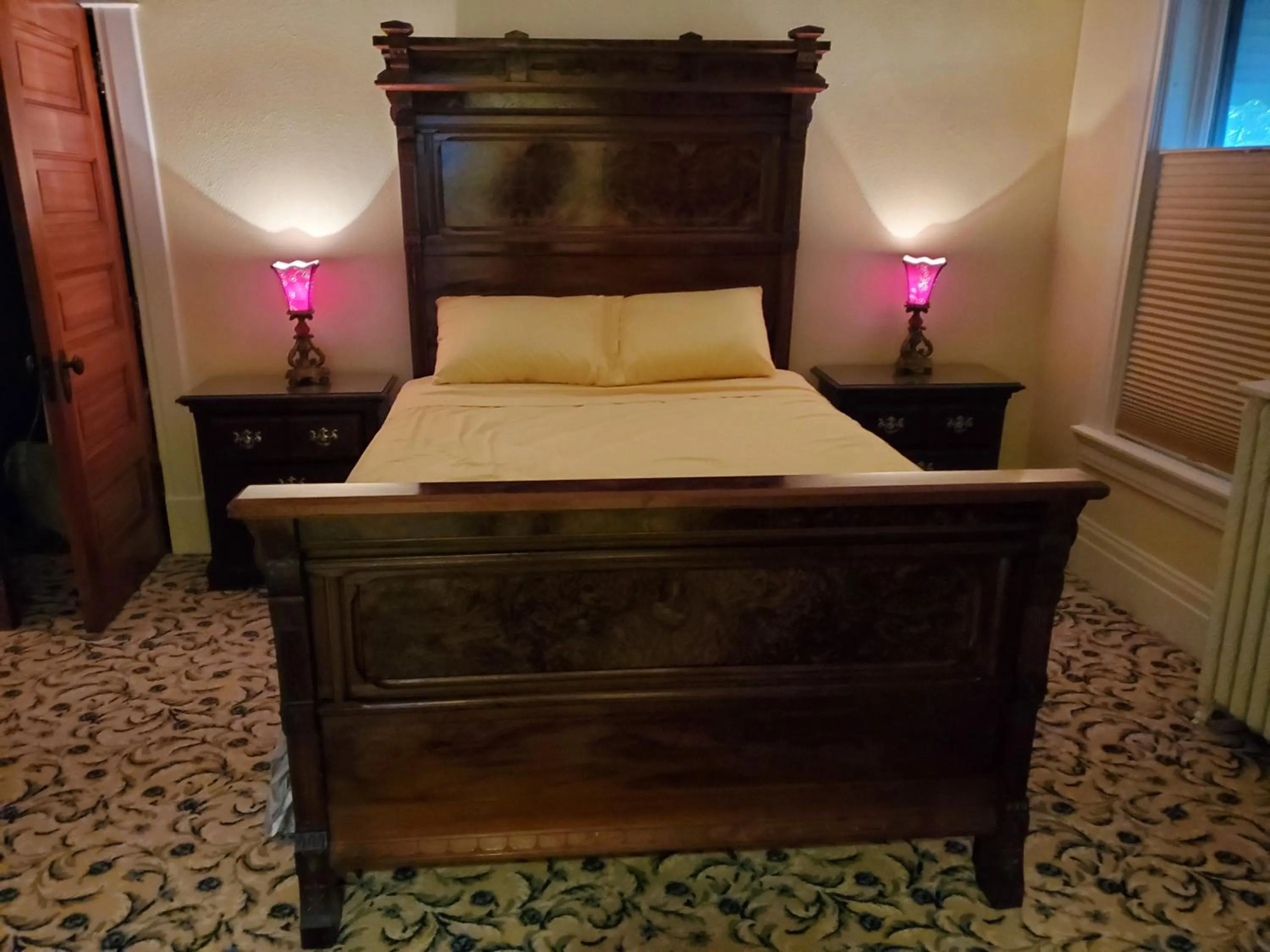 Bed in The Weis Mansion Bed and Breakfast