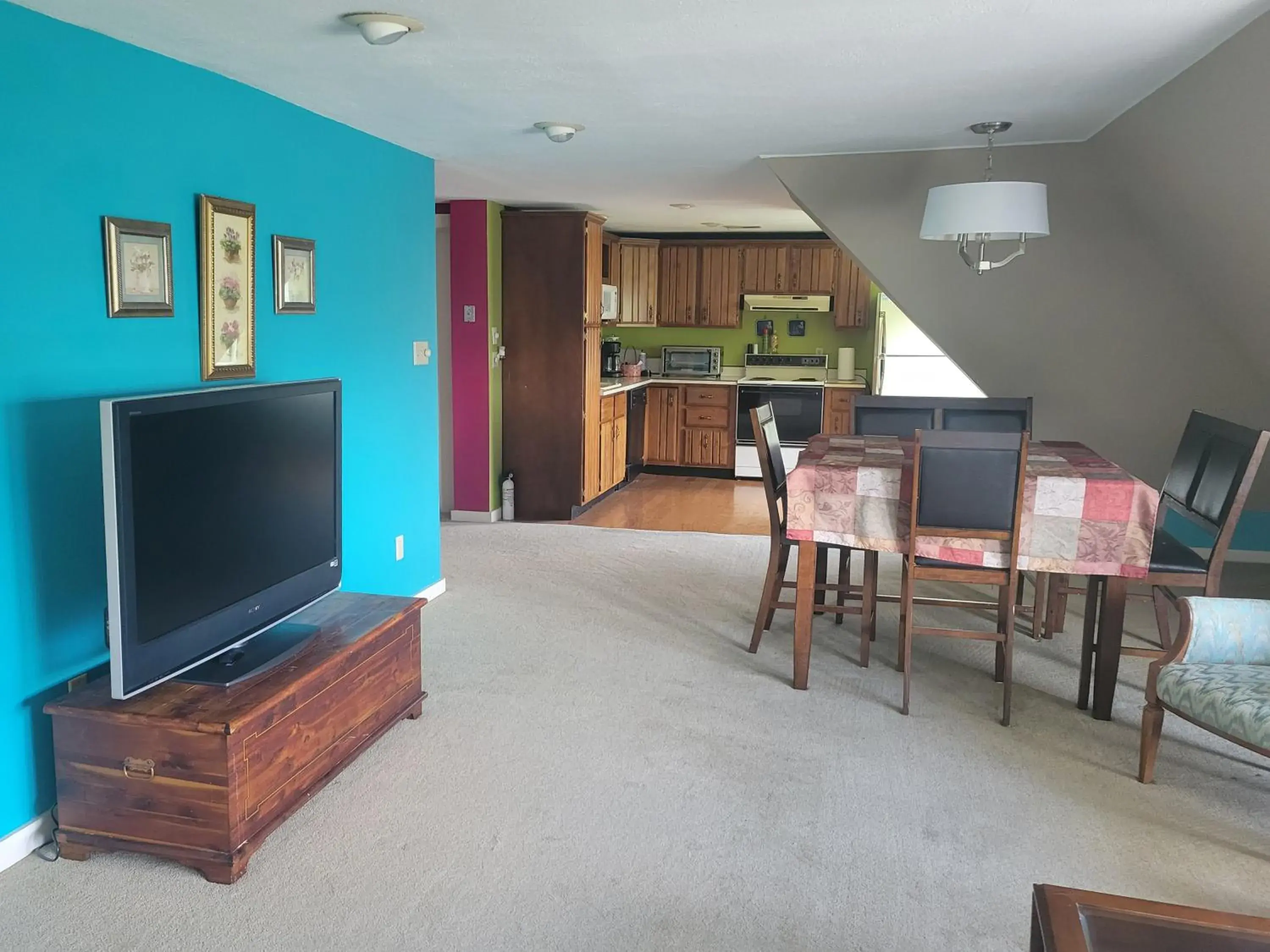 Two-Bedroom Suite in The Weis Mansion Bed and Breakfast Two-Bedroom Suite in The Weis Mansion Bed and Breakfast