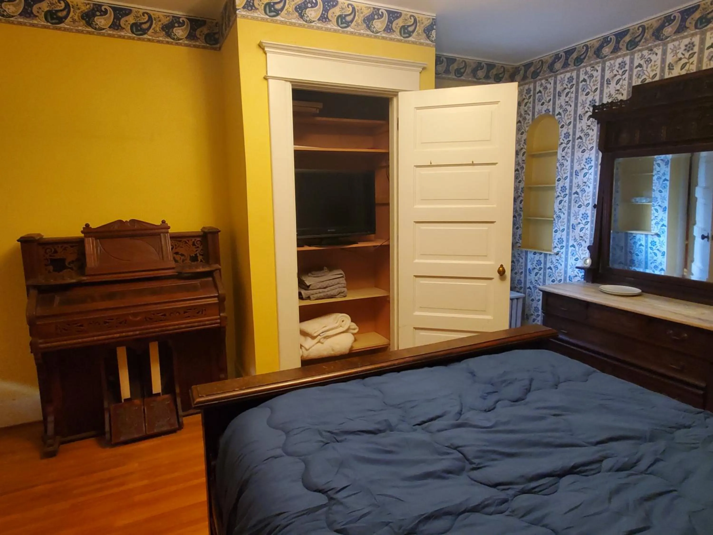 Bedroom, Bed in The Weis Mansion Bed and Breakfast