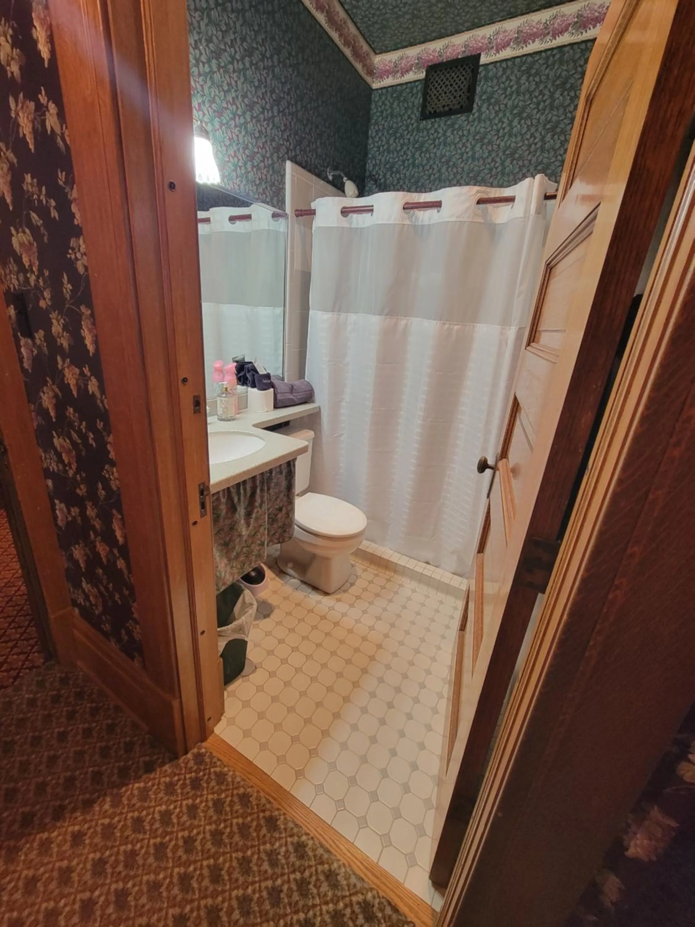 Toilet in The Weis Mansion Bed and Breakfast