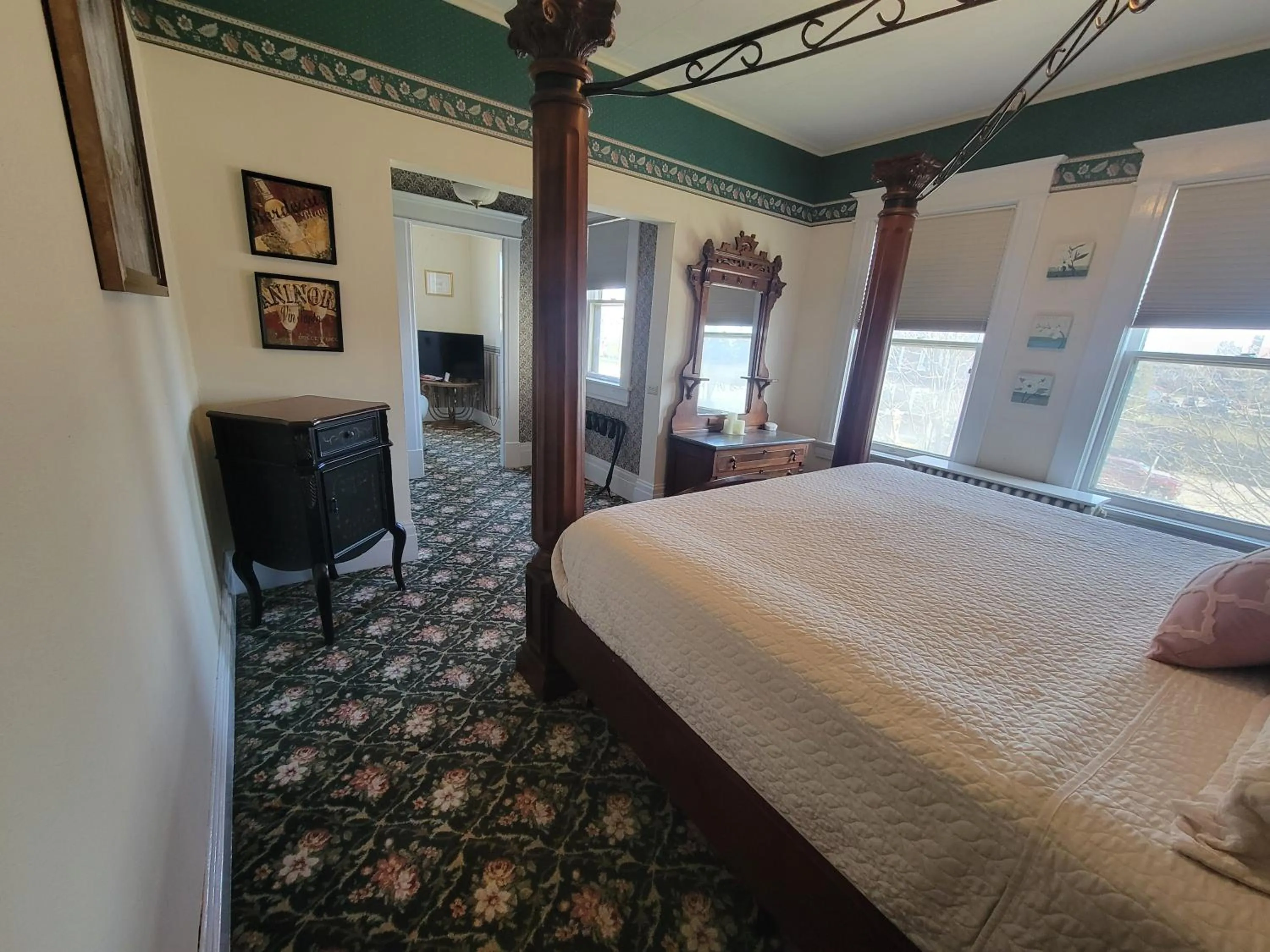 Bedroom, Bed in The Weis Mansion Bed and Breakfast